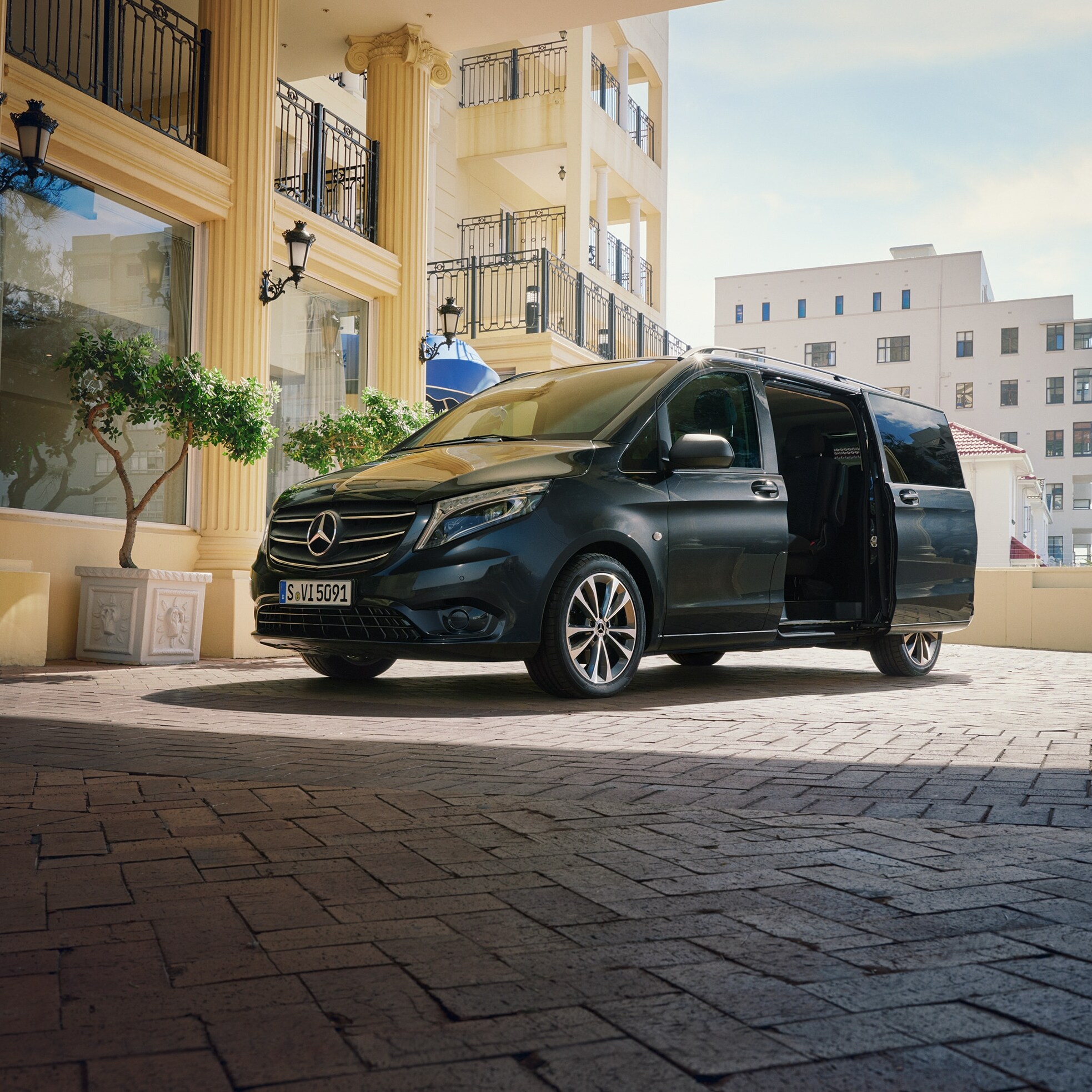Mercedes‑Benz Vito Tourer parkerad vid ingången till en exklusivare byggnad