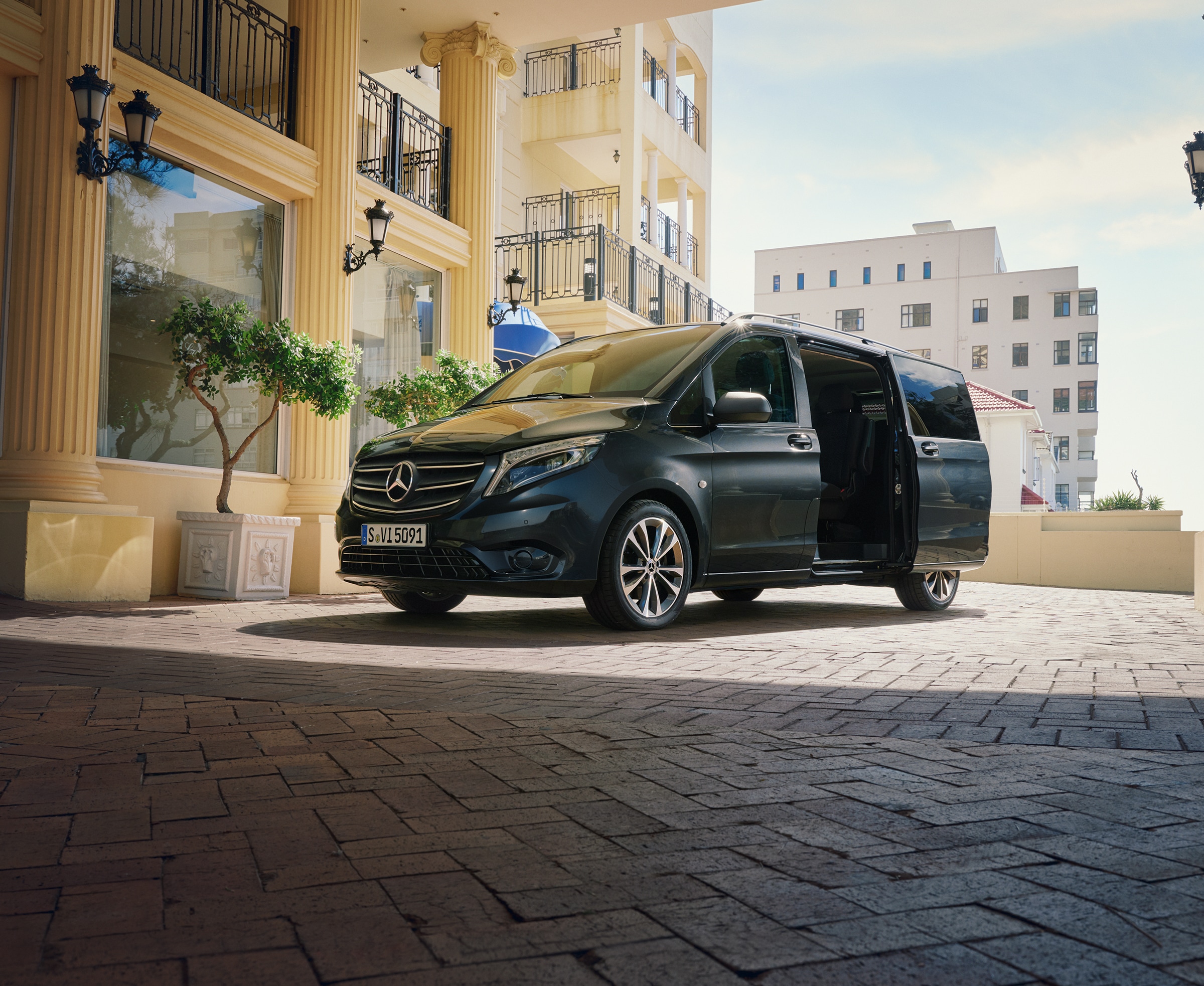 Vito Tourer transportfordon | Allt om Vito | Mercedes-Benz transportbilar Mercedes‑Benz Vito Tourer parkerad vid ingången till en exklusivare byggnad