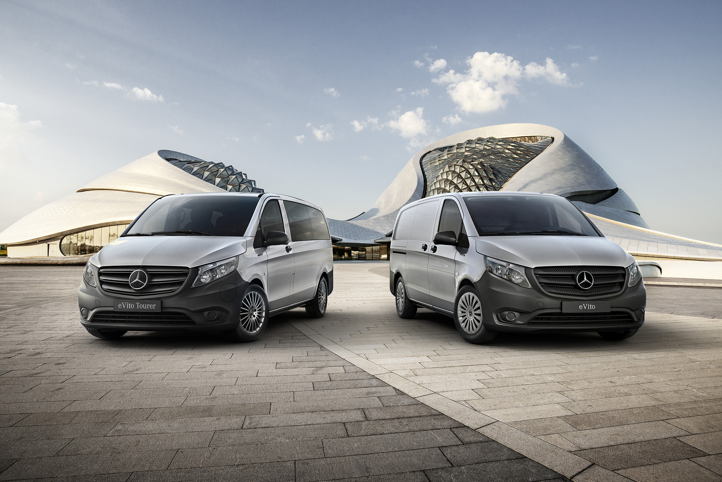 eVito skåpbil och Tourer | Allt om Vito | Mercedes-Benz eVito skåpbil och Tourer framför en futuristisk byggnad