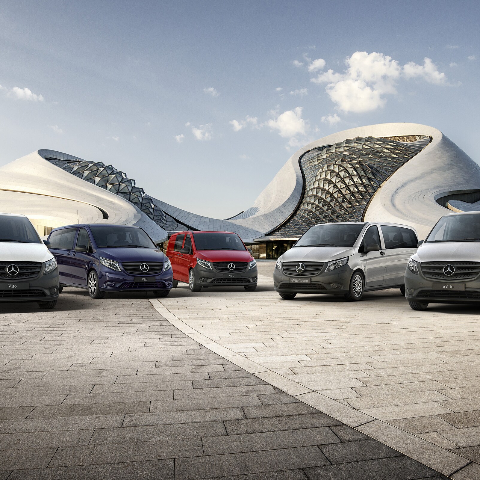 Mercedes-Benz eVito skåpbil, Vito skåpbil, Vito Mixto, eVito Tourer och Vito Tourer sida vid sida framför en futuristisk byggnad