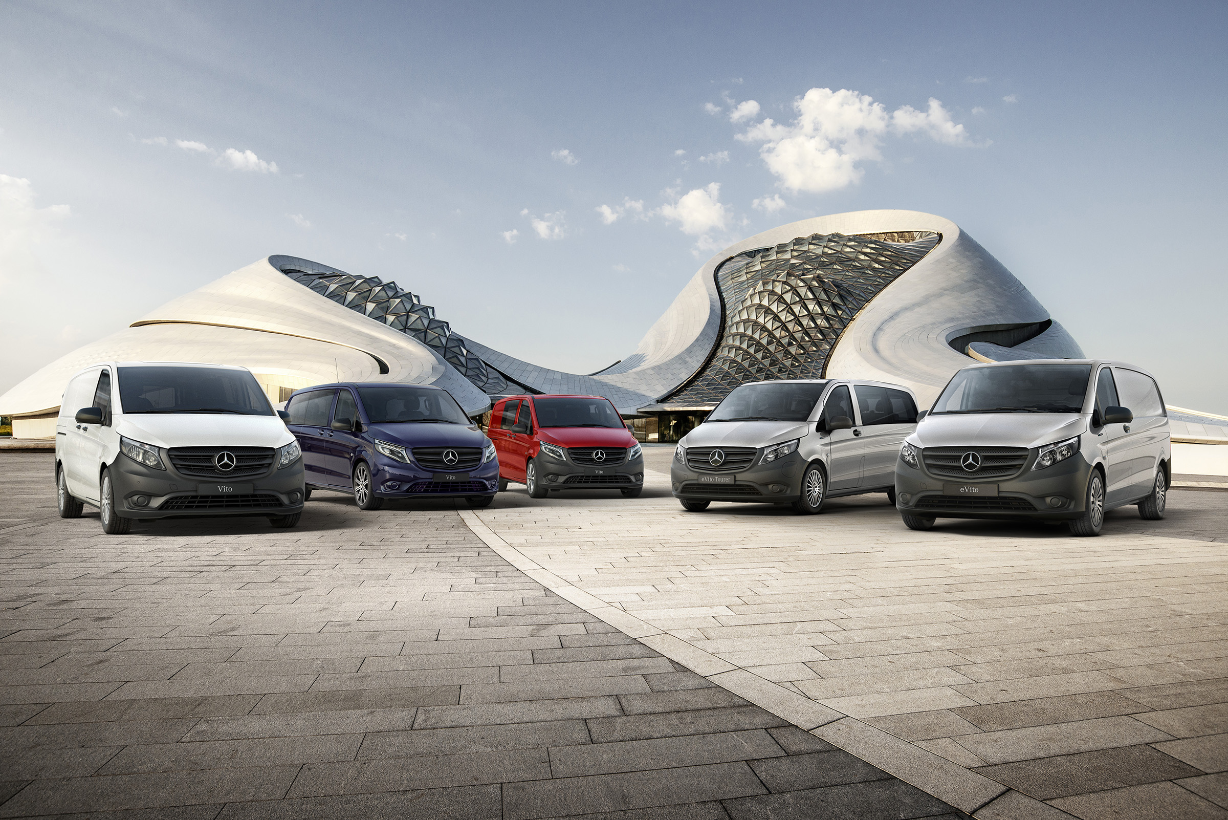 Vito modeller | Allt om Vito | Mercedes-Benz transportbilar Mercedes-Benz eVito skåpbil, Vito skåpbil, Vito Mixto, eVito Tourer och Vito Tourer sida vid sida framför en futuristisk byggnad
