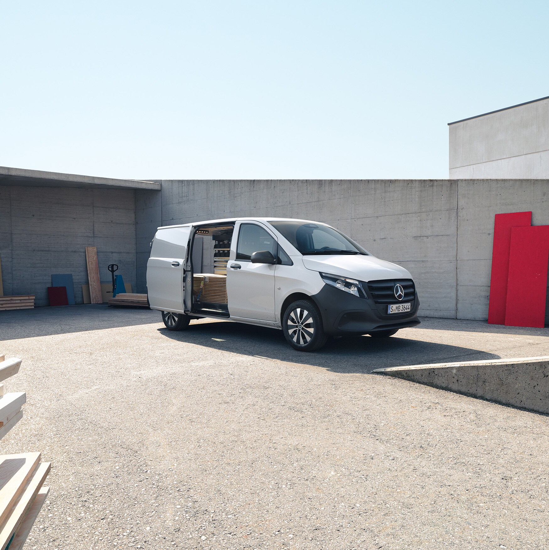 Mercedes‑Benz Vito skåpbil med organiserat lastutrymme på en arbetsplats