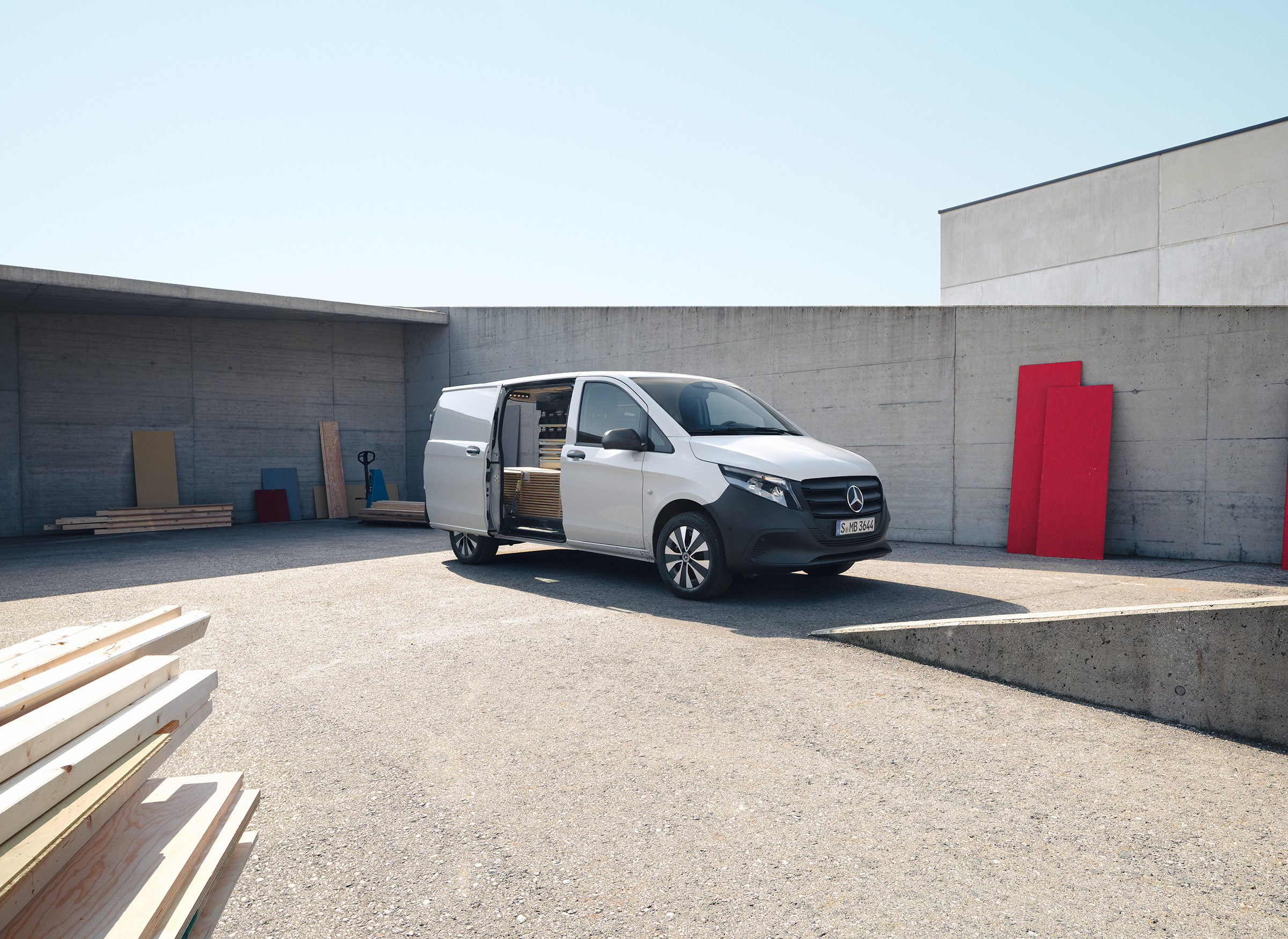 Vito skåpbil | Allt om Vito | Mercedes-Benz transportbilar Mercedes‑Benz Vito skåpbil med organiserat lastutrymme på en arbetsplats