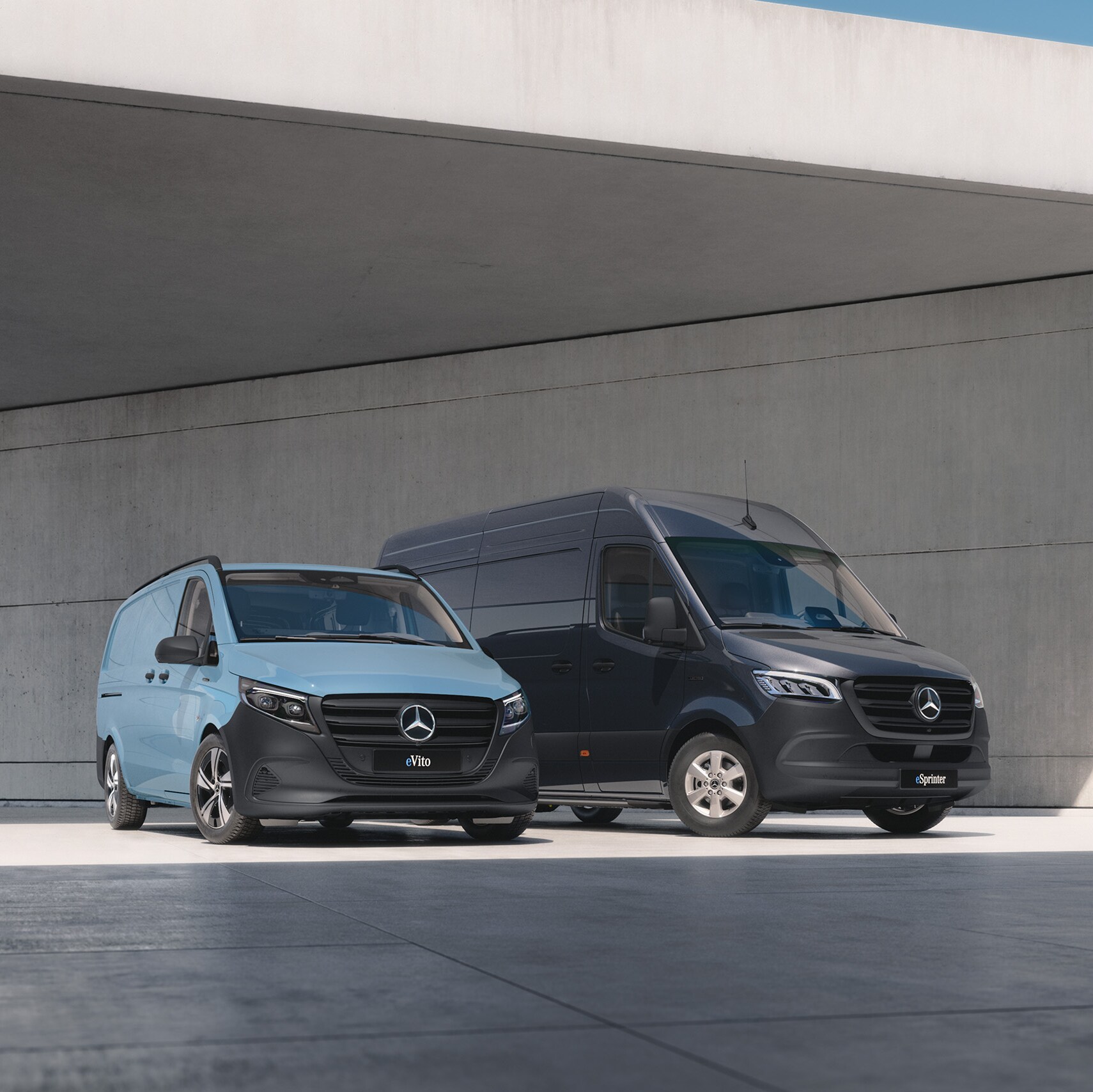 Flera Mercedes-Benz Transportbilar parkerade i industriellt verkstad