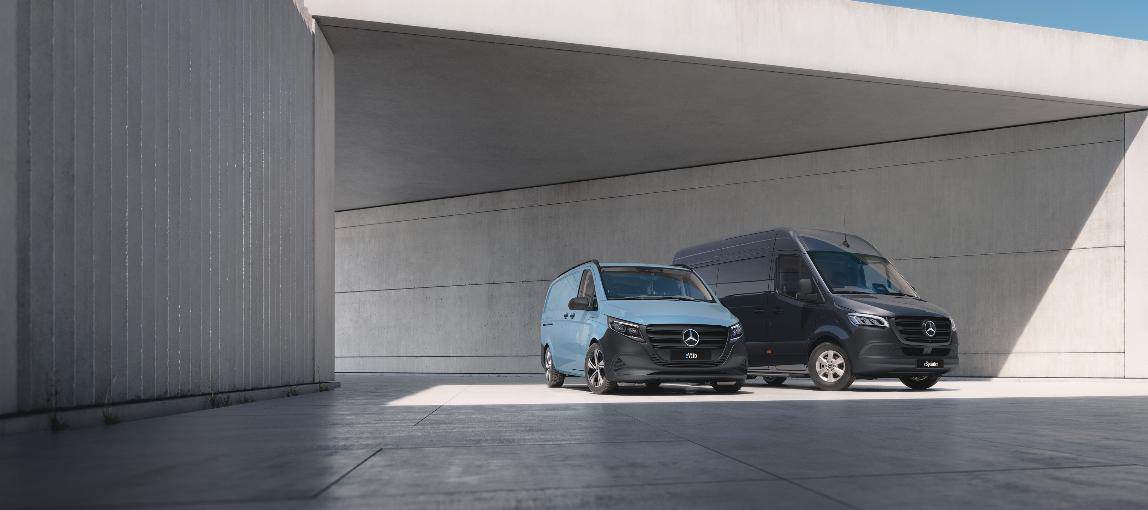 Återbeställ | Mercedes-Benz transportbilar Flera Mercedes-Benz Transportbilar parkerade i industriellt verkstad