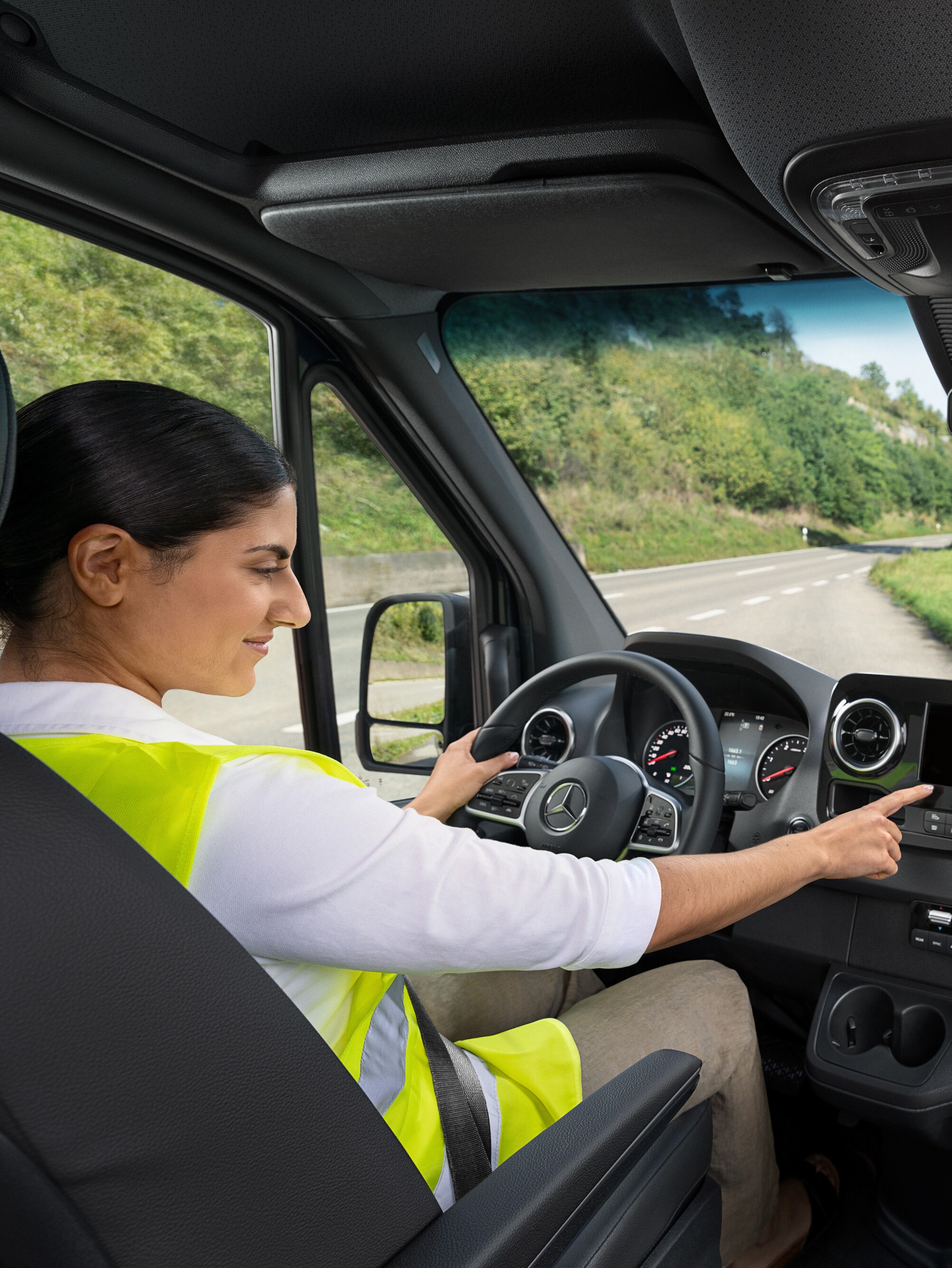 Föraren i en Mercedes-Benz Sprinter ringer Mercedes-Benz Service24h via menyn i bilen om hon har fått problem.