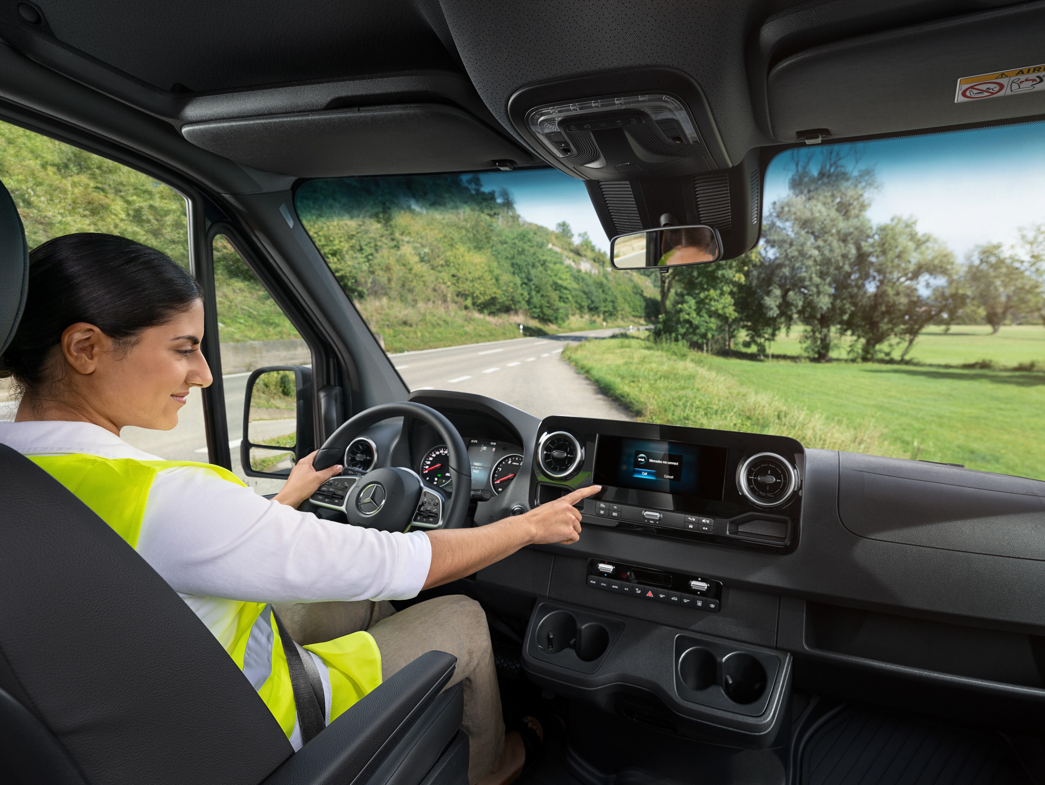 Föraren i en Mercedes-Benz Sprinter ringer Mercedes-Benz Service24h.