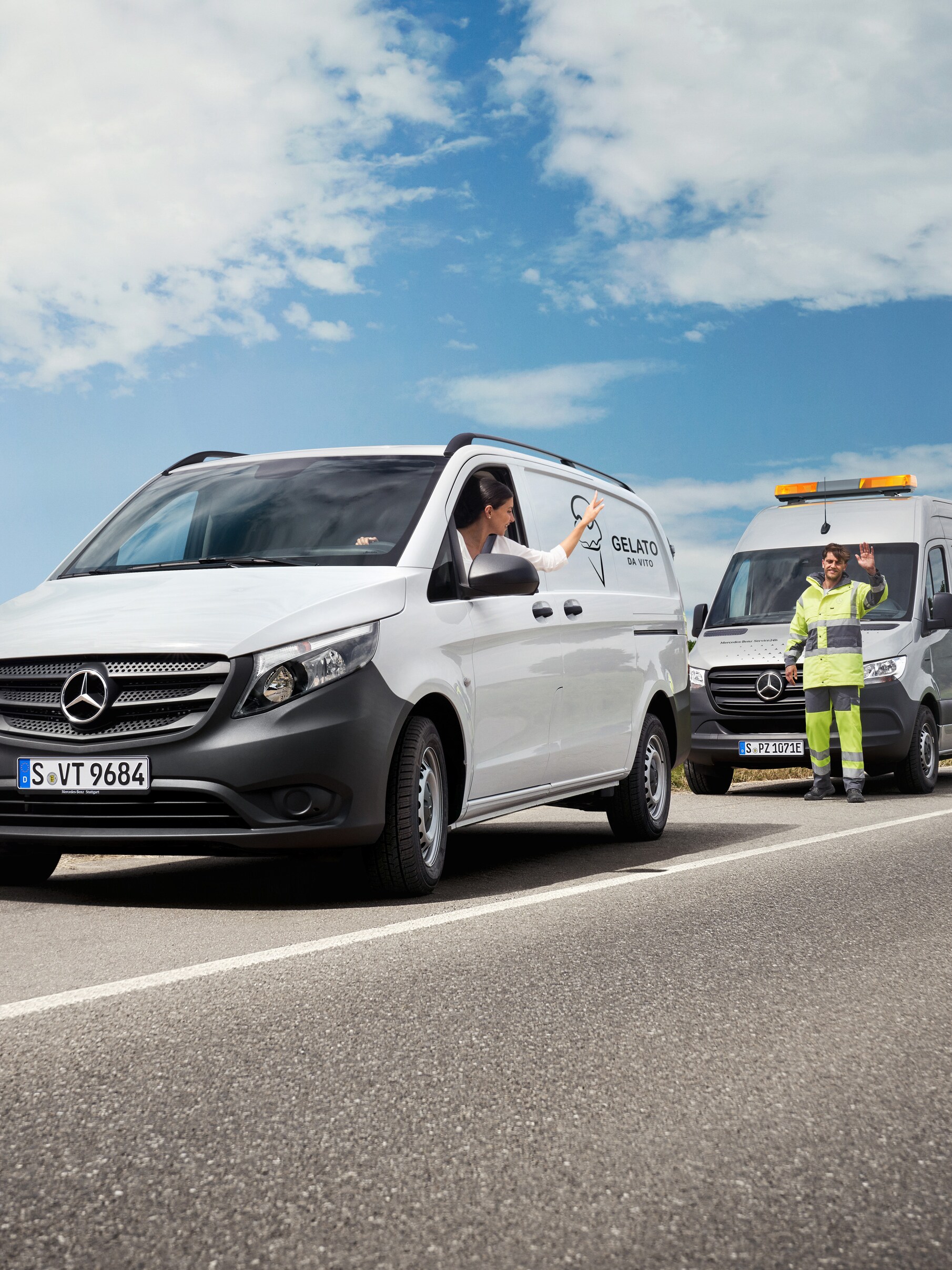 Kompetent stöd när det gäller service: Mercedes-Benz Service hjälper transportbilsföraren vid sidan av vägen, båda vinkar på ett vänligt sätt.