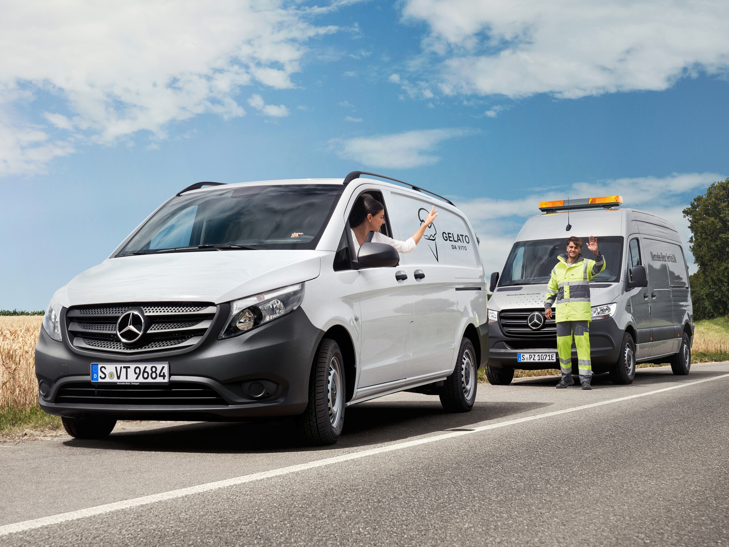 Mercedes-Benz Service hjälper transportbilsföraren vid sidan av vägen.