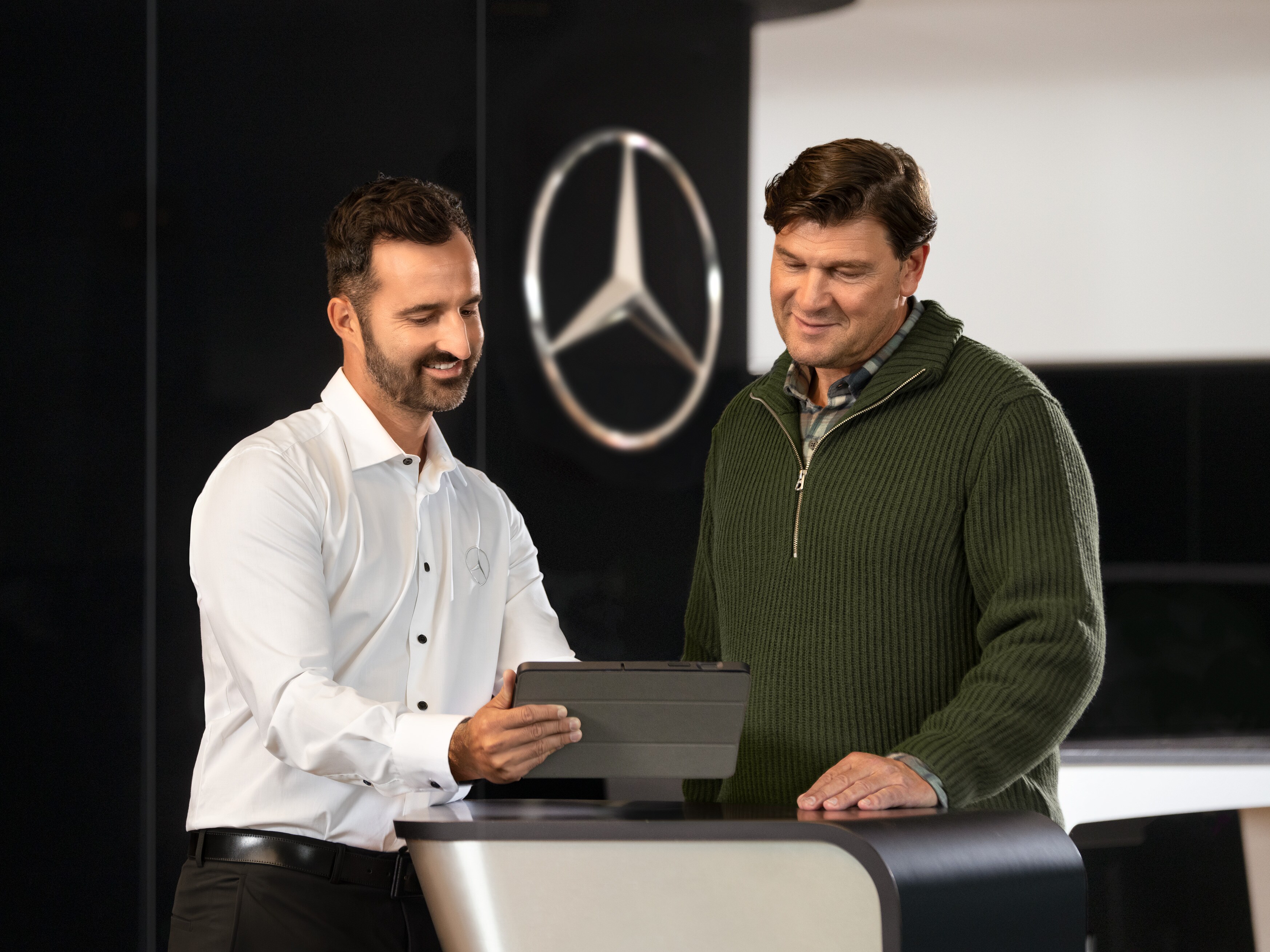 Mercedes-Benz medarbetare hjälper till i Mercedes-Benz reception.