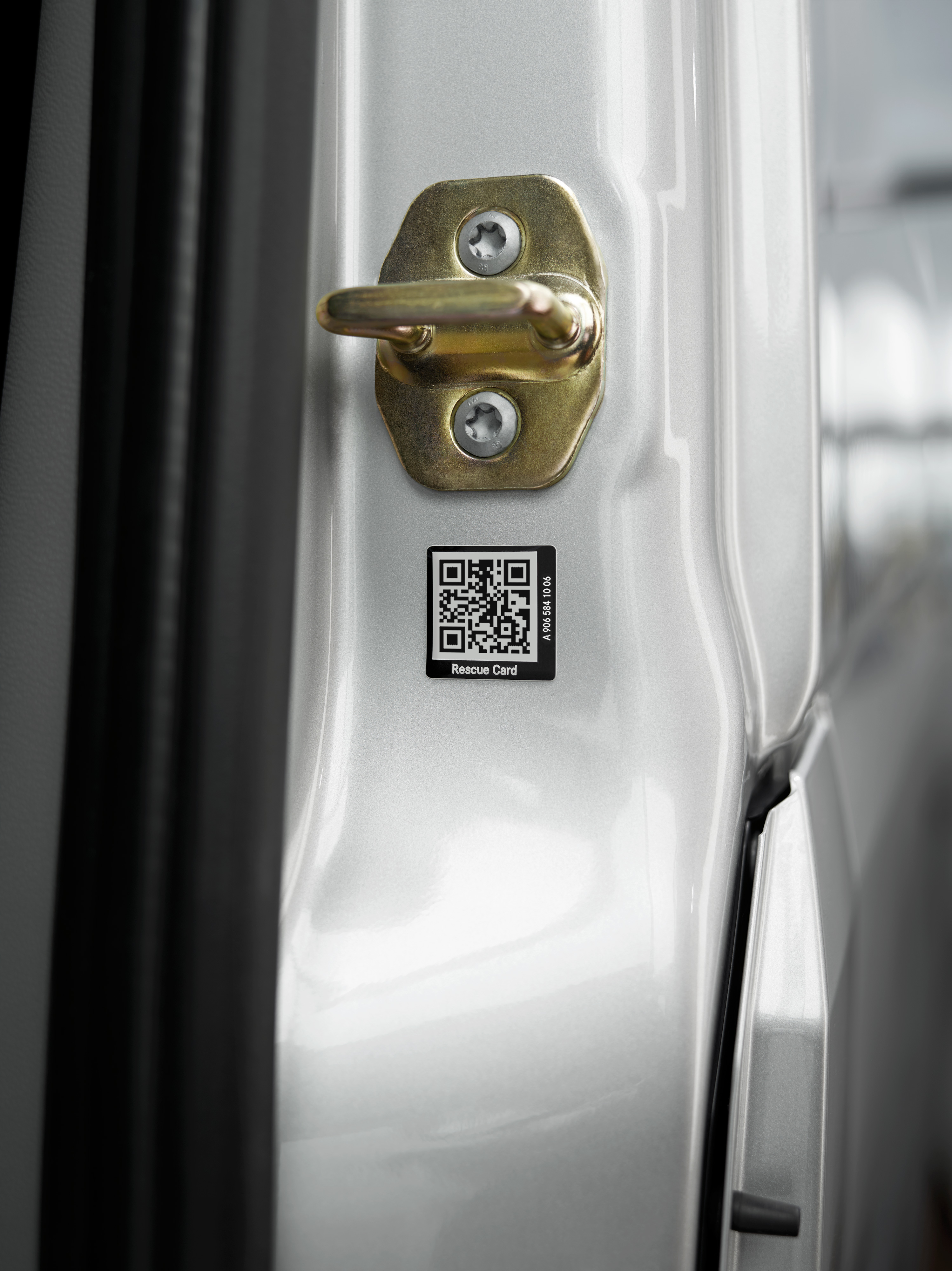 Mercedes-Benz | Van Care | Räddningsdekal Närbild av ett räddningskort med QR-kod på bildörren för snabb hjälp i en nödsituation.