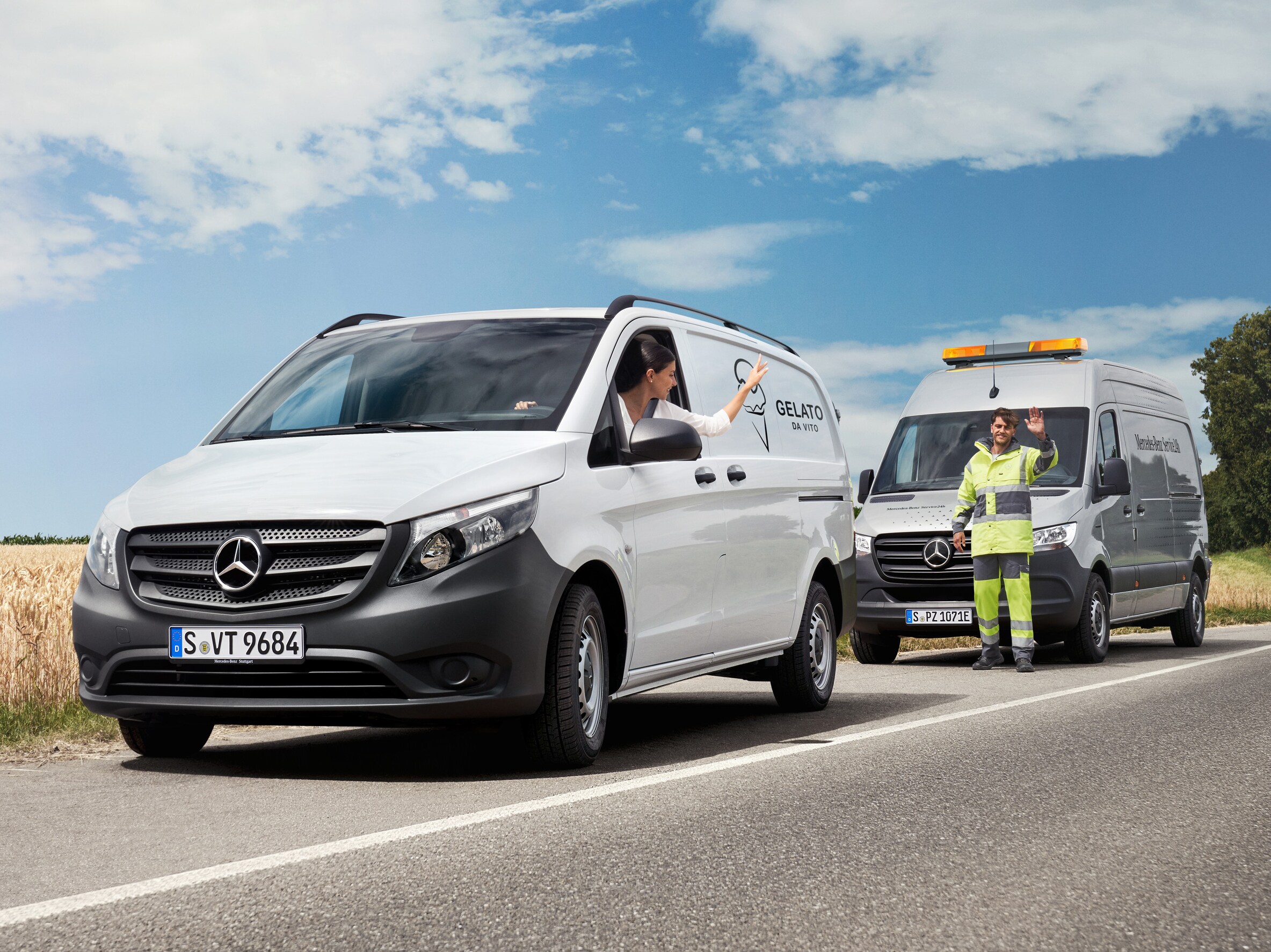 Person i en vit Mercedes-Benz Vito vinkar till en servicetekniker.