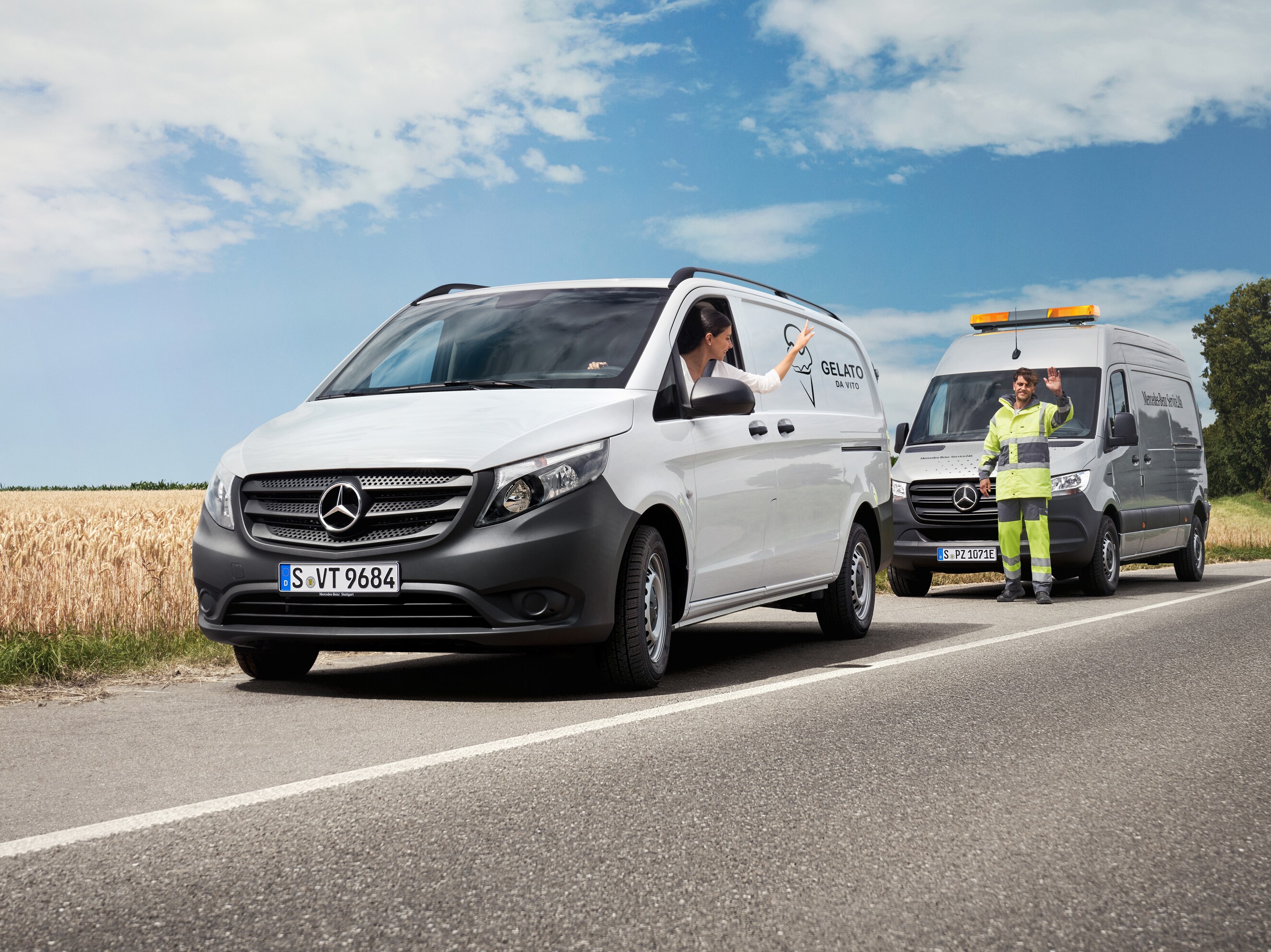 En mekaniker monterar dörren på en vit Mercedes-Benz Sprinter.