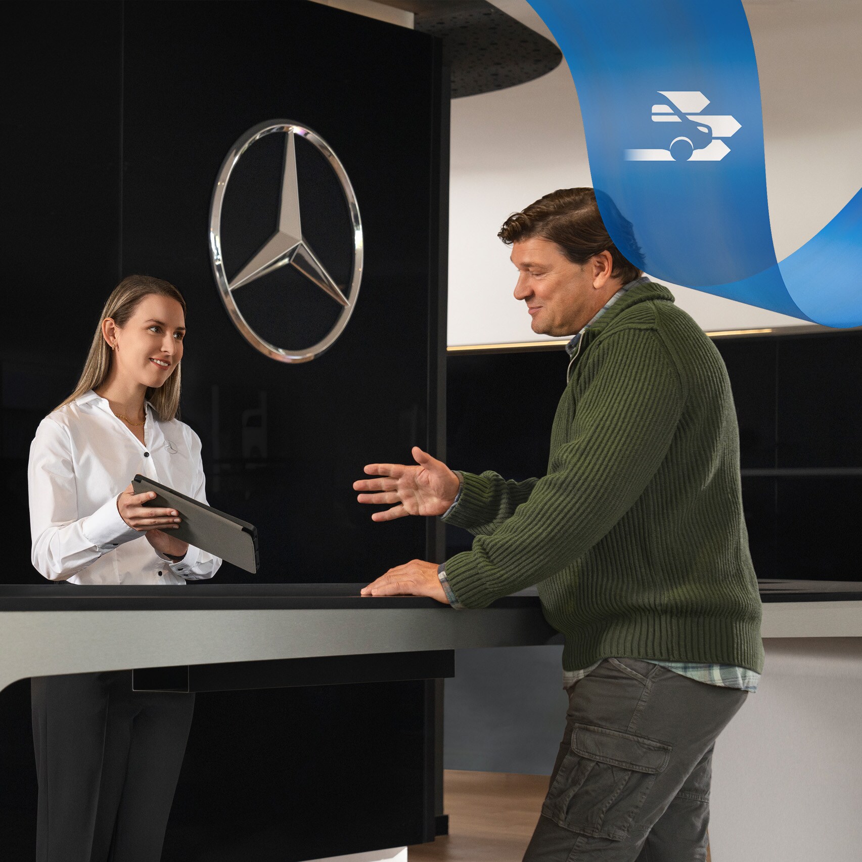 En anställd på Mercedes-Benz ger support till en kund i receptionen.