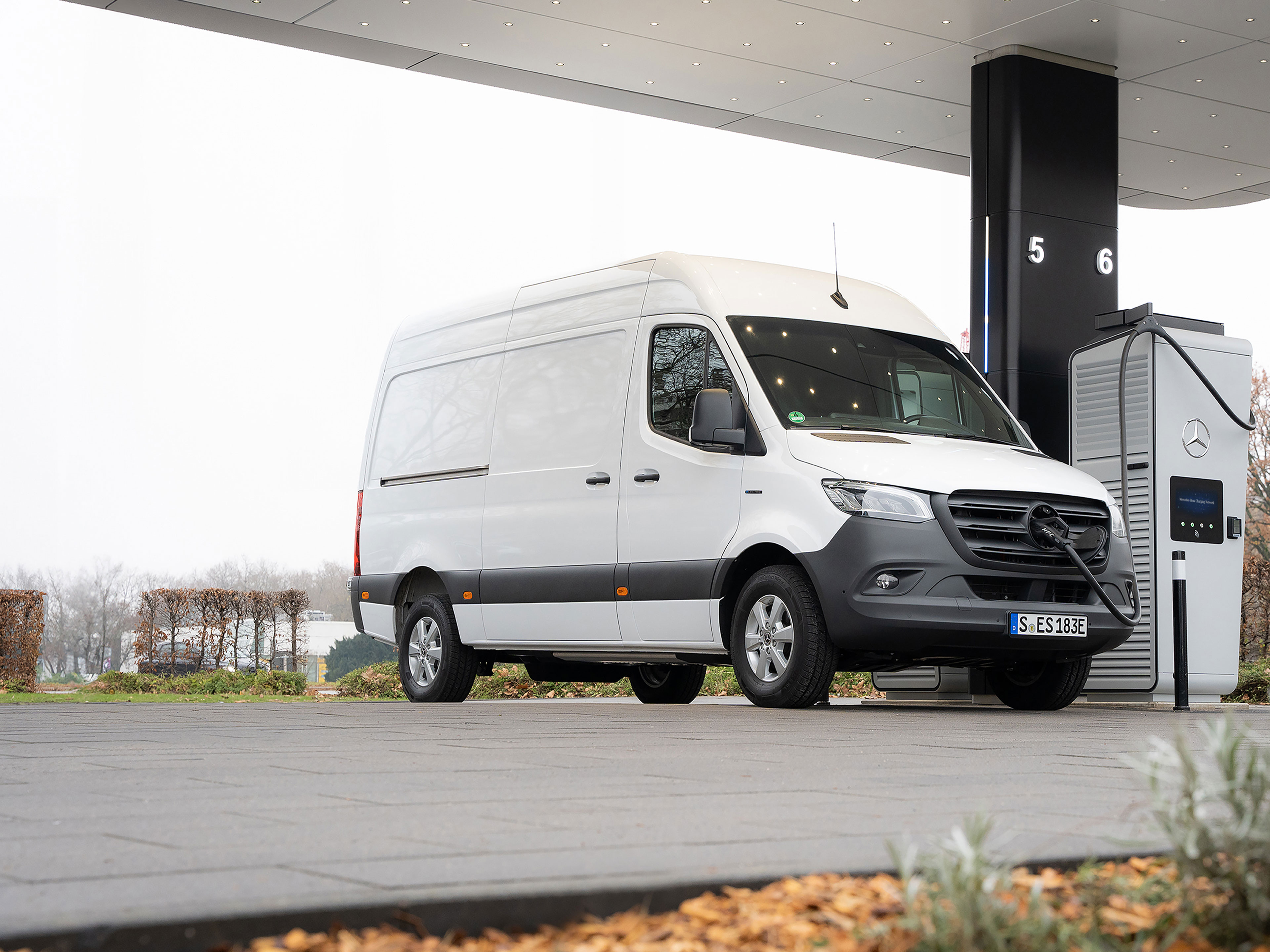 Mercedes-Benz laddningsnätverk | Ladda längs vägen | Mercedes-Benz transportbilar En transportbil från Mercedes-Benz framför en laddningsstation under laddning.