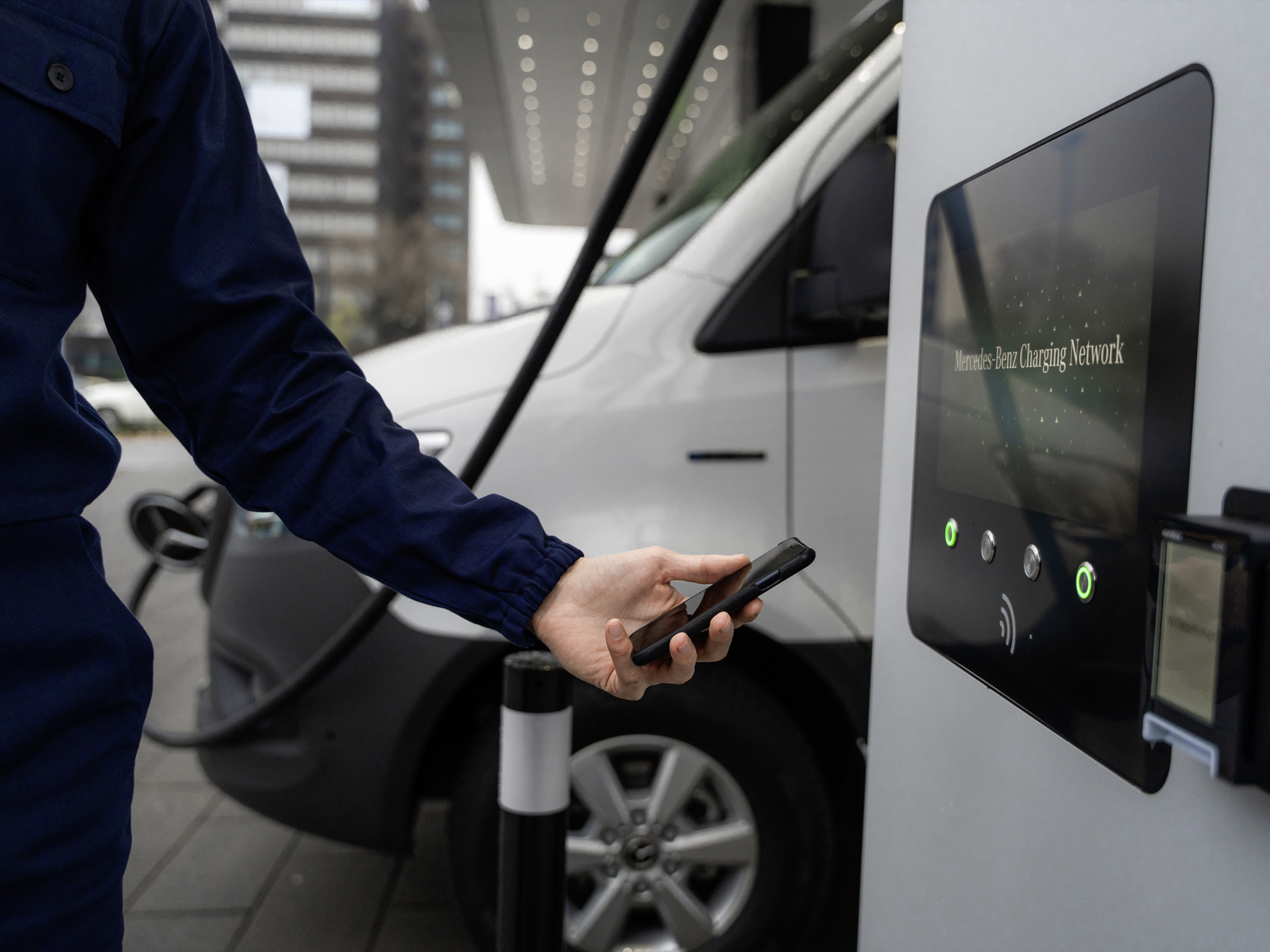 Mercedes-Benz-appen | Ladda längs vägen | Mercedes-Benz transportbilar Mercedes-Benz-appen för Mercedes-Benz transportbilar.