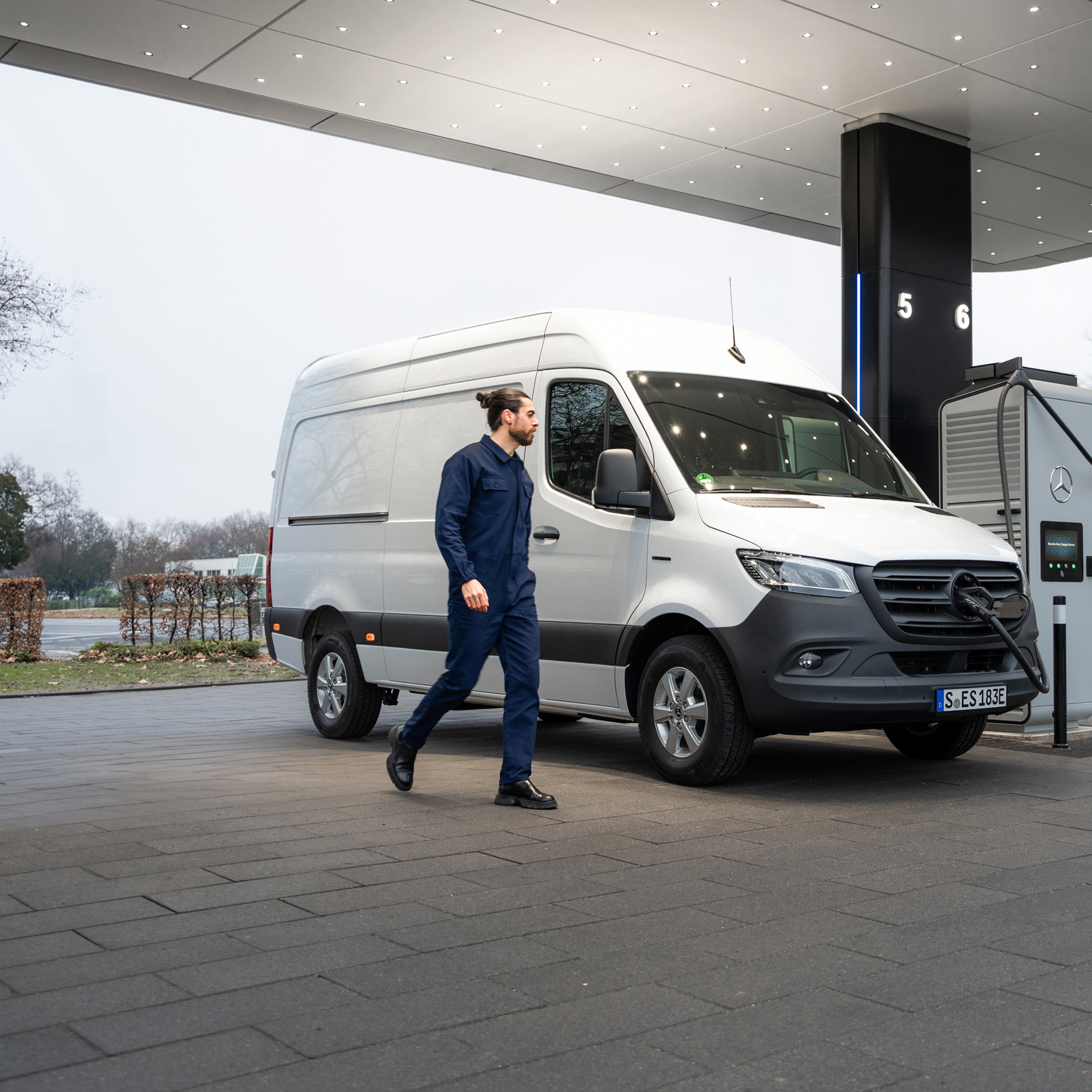 Ladda längs vägen | Mercedes-Benz transportbilar Ladda längs vägen med MB.CHARGE Public.