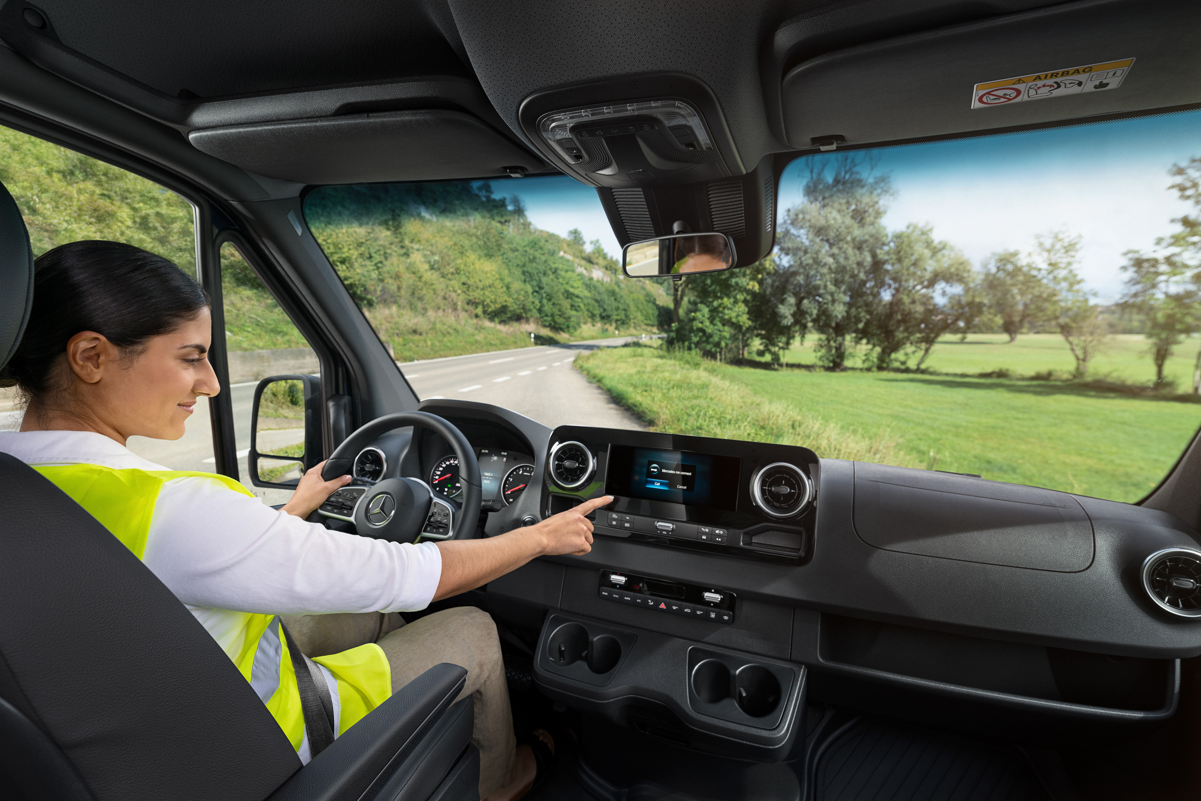 Mercedes-Benz | Bekvämlighet | MobiloVan Föraren kontrollerar den inbyggda displayen i sin Mercedes-Benz transportbil.