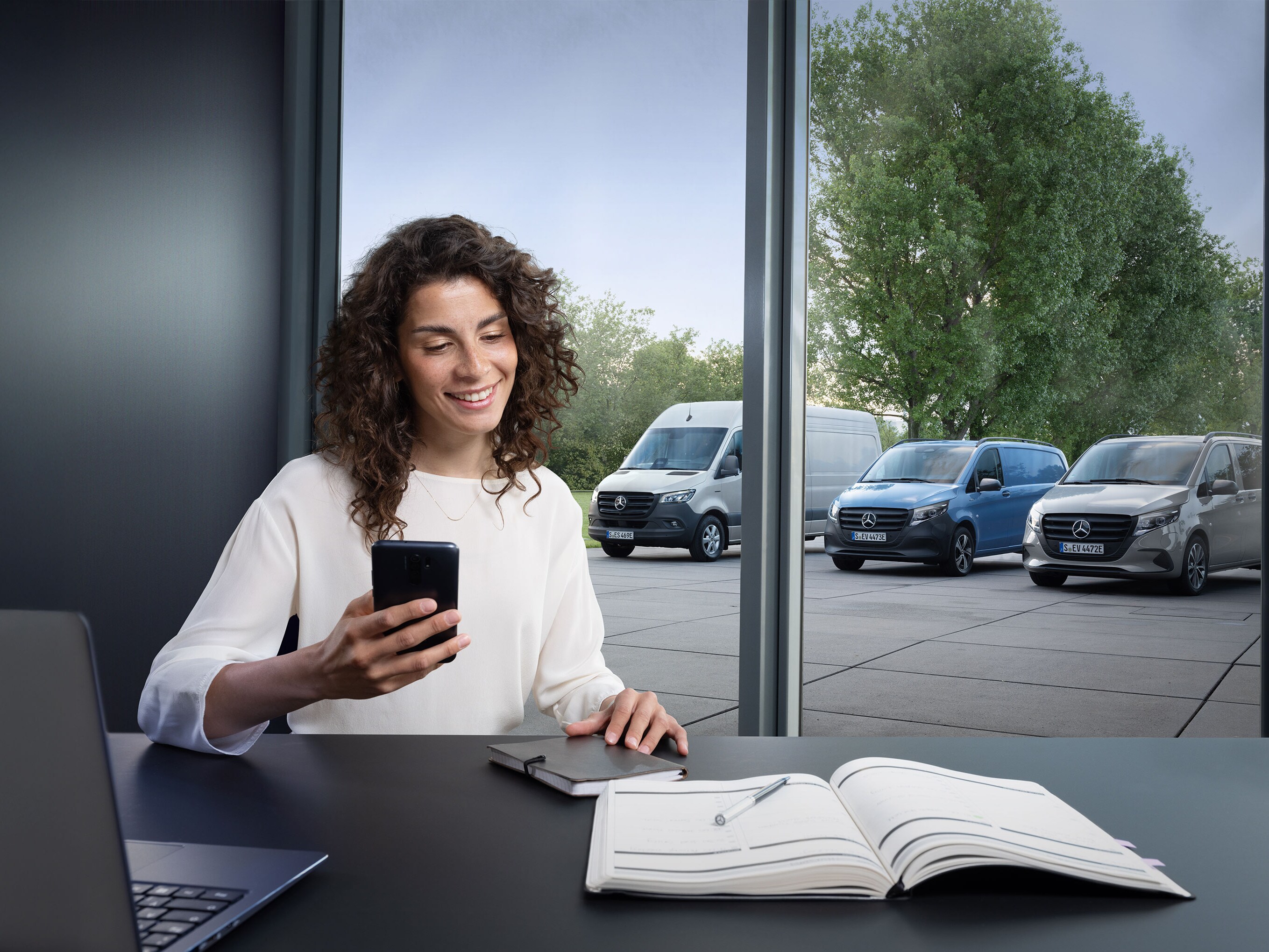 En kvinna som bokar service via smartphone.