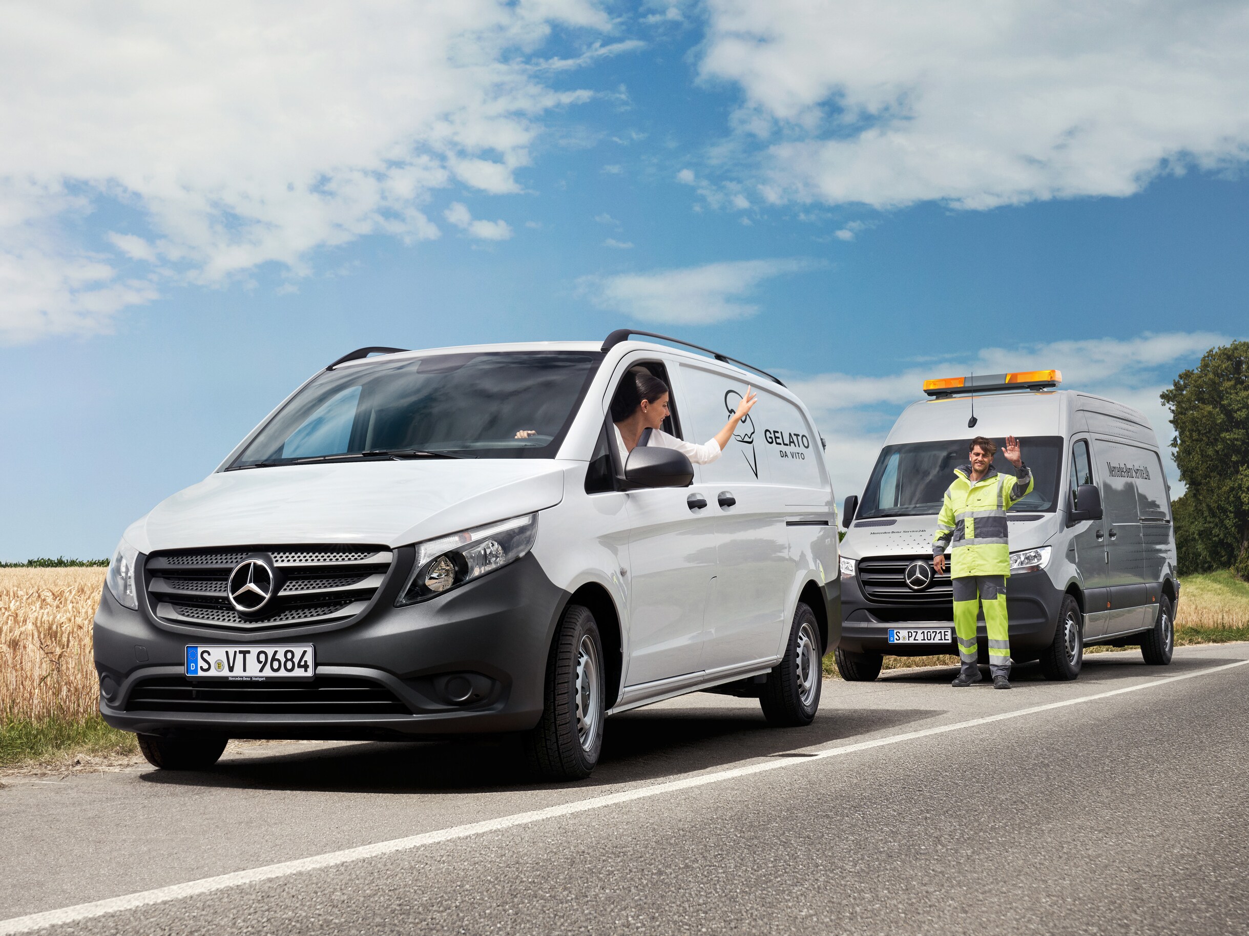 Kvinna i en Mercedes-Benz Vito vinkar till Mercedes-Benz servicetekniker.