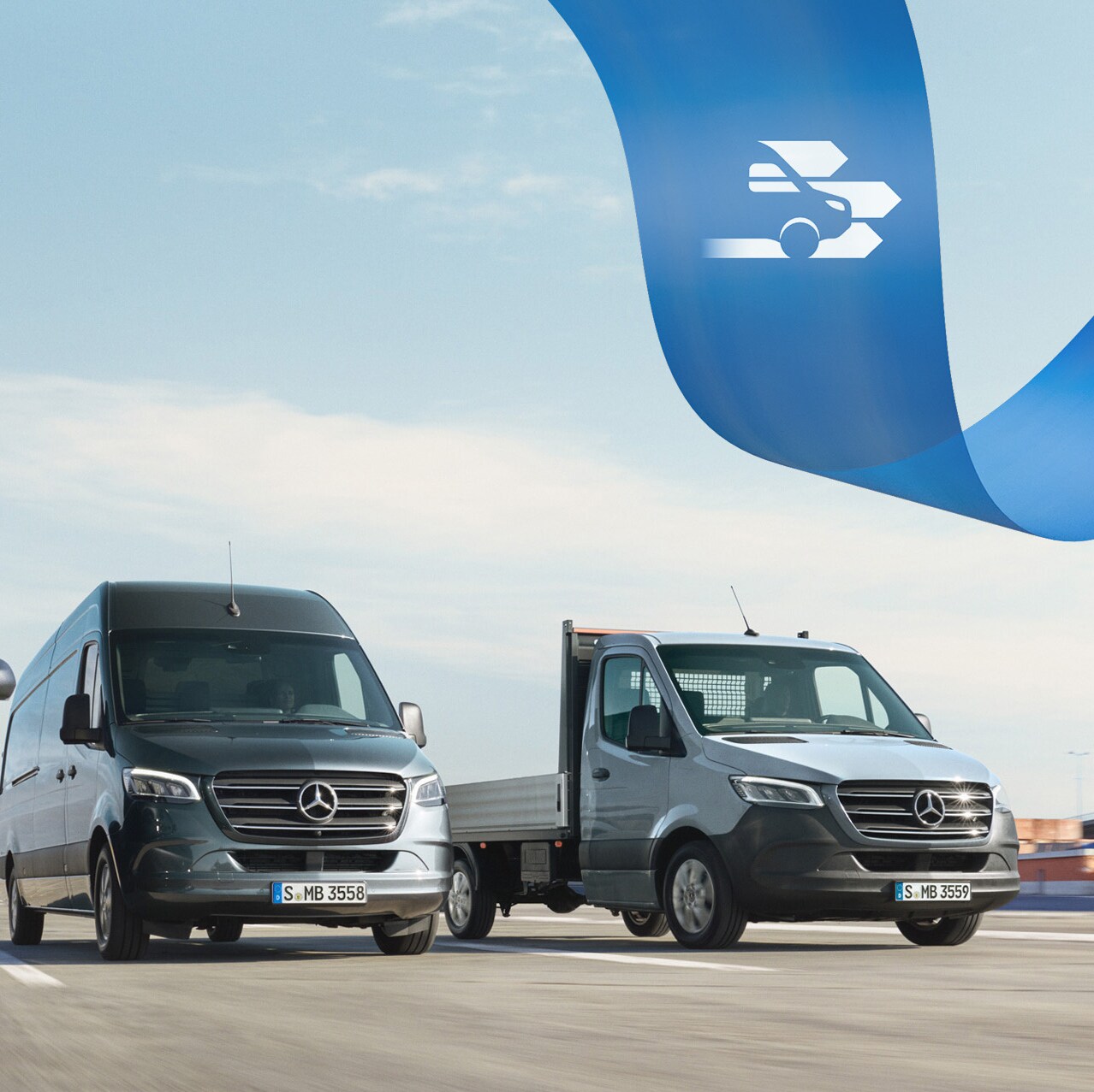Rad Mercedes-Benz transportbilar på vägen med containrar i bakgrunden.