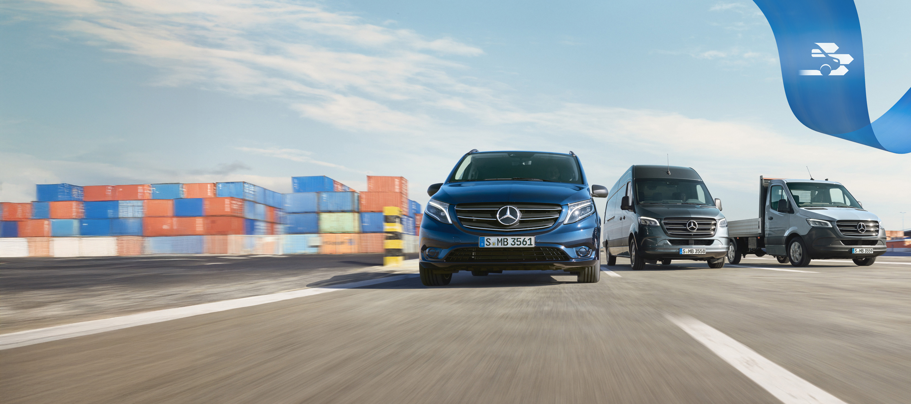 Mercedes-Benz | Bekvämlighet MobiloVan Rad Mercedes-Benz transportbilar på vägen med containrar i bakgrunden.