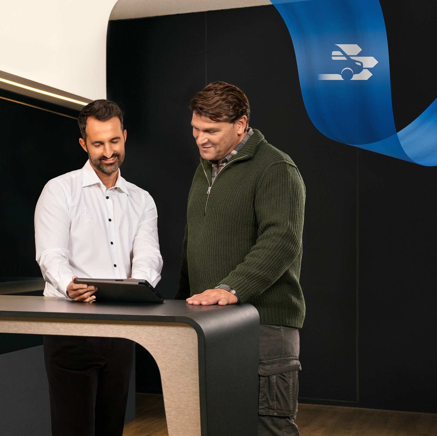 Två män står inne på ett kontor hos en Mercedes-Benz-servicepartner.
