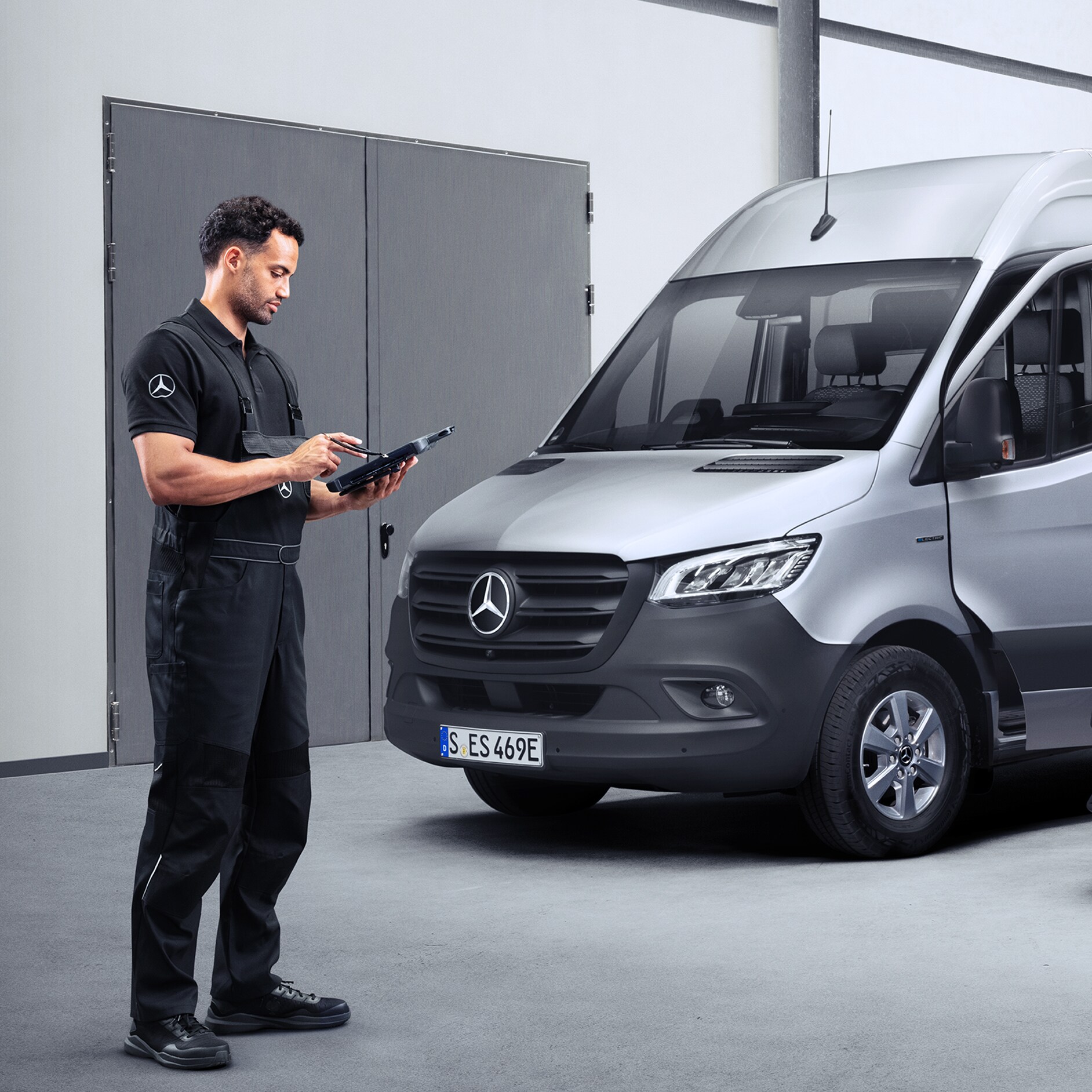 Mercedes-Benz servicemedarbetare utför servicekontroll på transportbil
