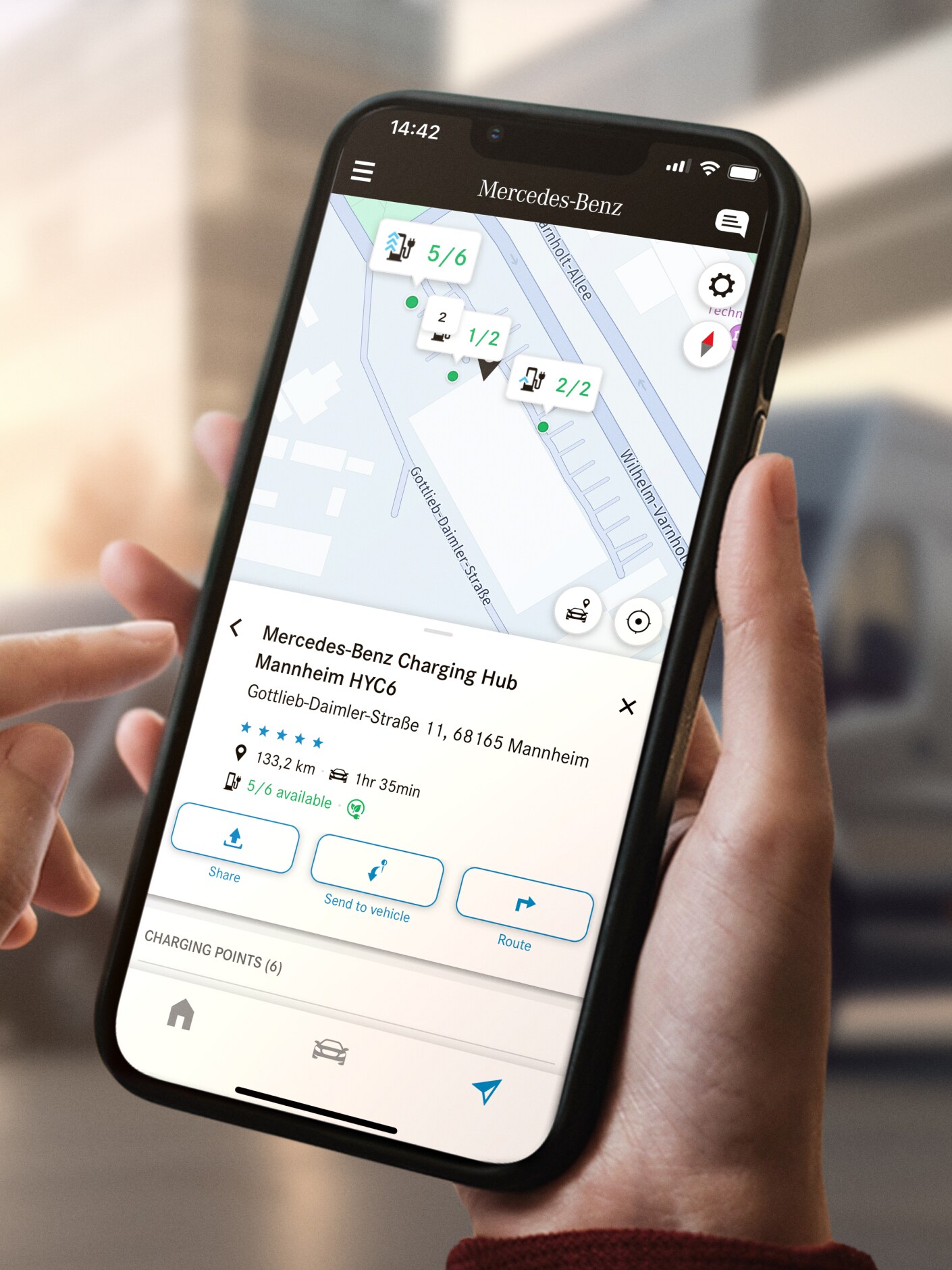 Karta över laddstationer visas på en smartphone