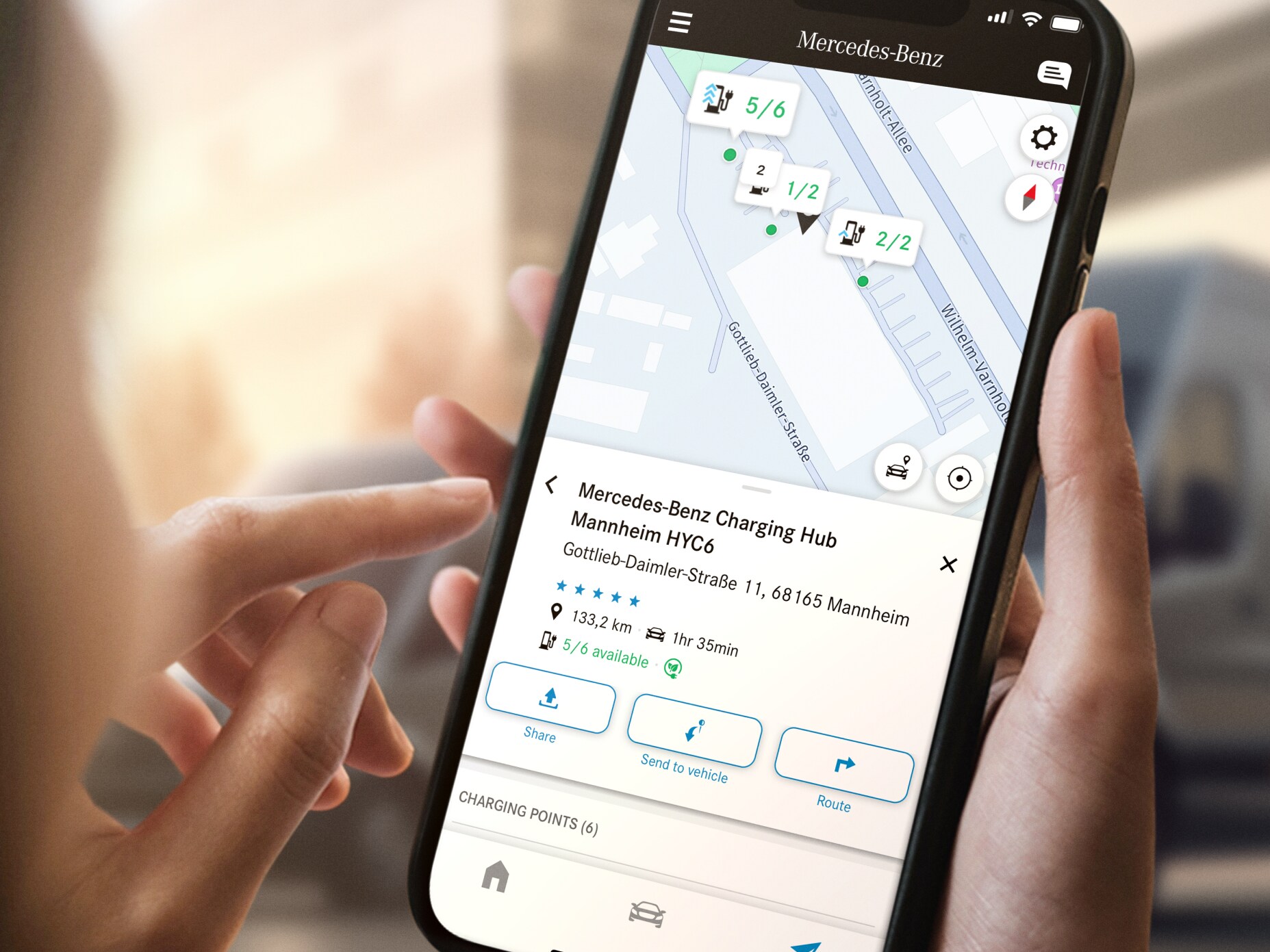 Karta över laddstationer visas på en smartphone