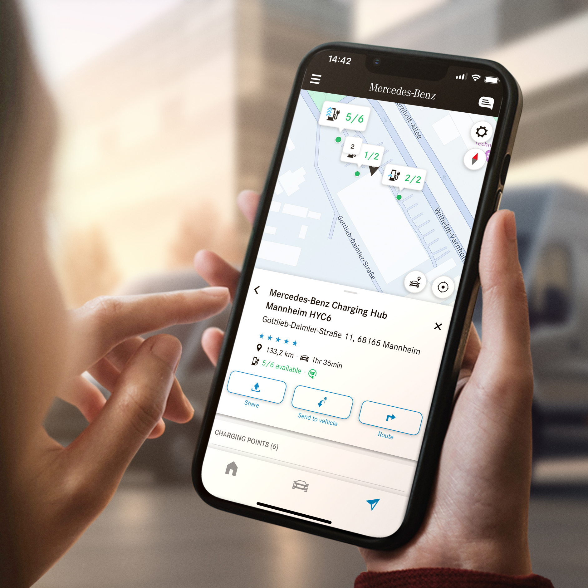 MB.CHARGE Public | Digitala tjänster | Mercedes-Benz Transportbilar Karta över laddstationer visas på en smartphone