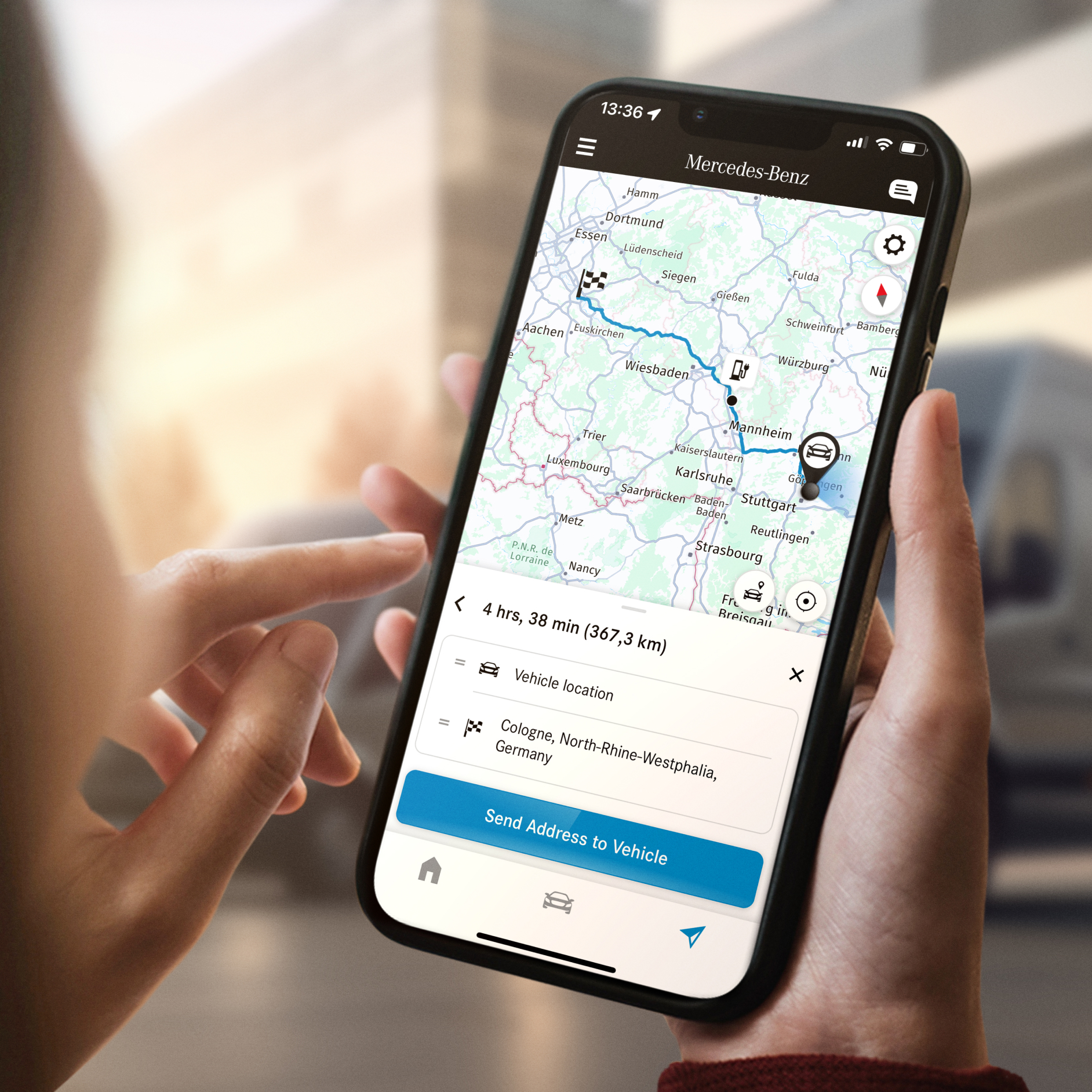Navigation med Electric Intelligence | Digitala tjänster | Mercedes-Benz Transportbilar Navigationsrutt visas på en smartphone