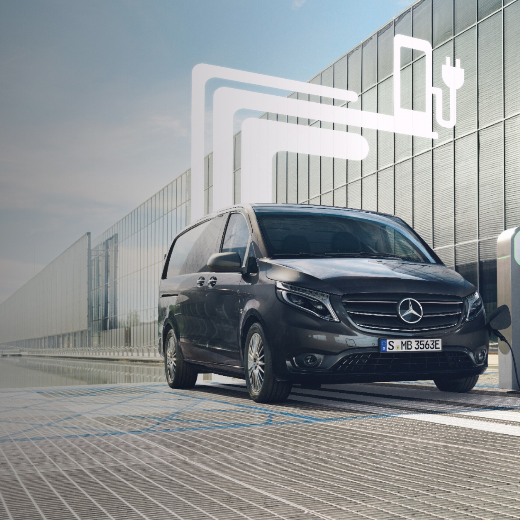 Elektrisk Mercedes-Benz laddas vid laddstation