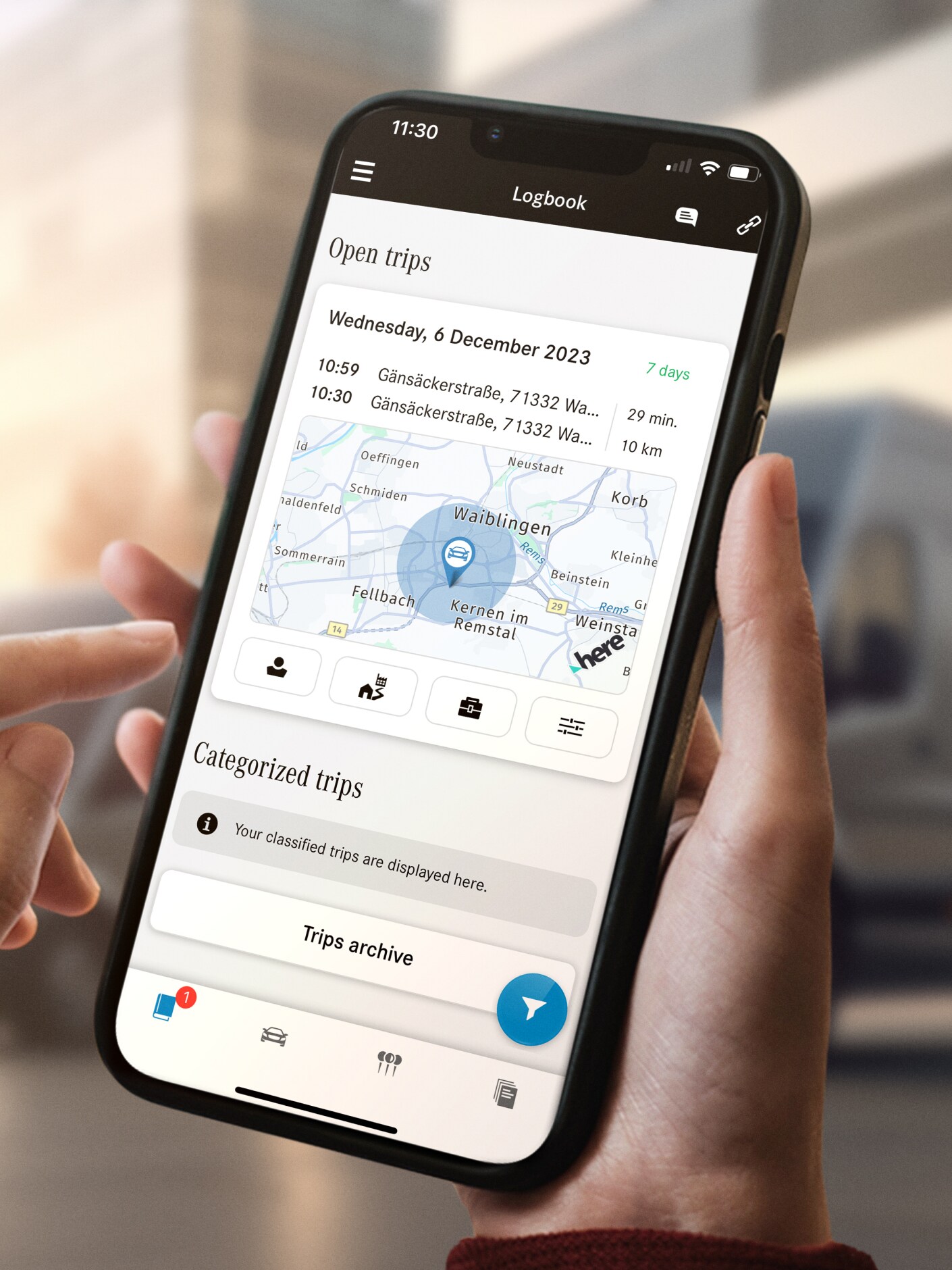 Person kontrollerar elektronisk körjournal i Mercedes-Benz-appen på smartphone