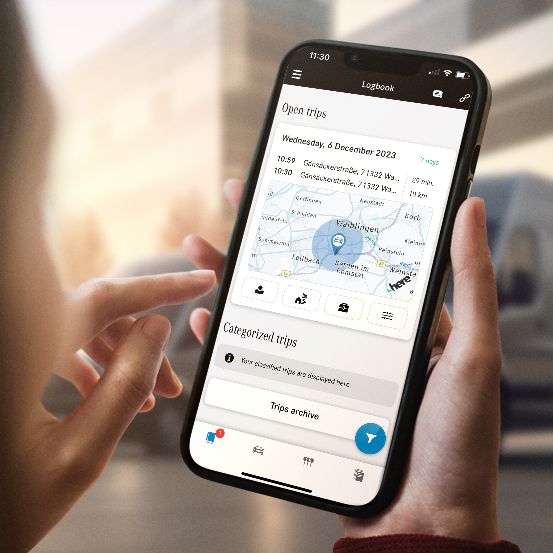 Elektronisk körjournal | Ytterligare digitala tjänster | Mercedes-Benz Transportbilar Person kontrollerar elektronisk körjournal i Mercedes-Benz-appen på smartphone