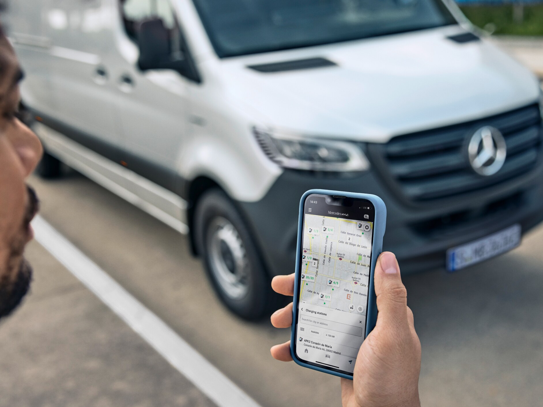 En person håller i en smartphone som visar digitala tjänster.