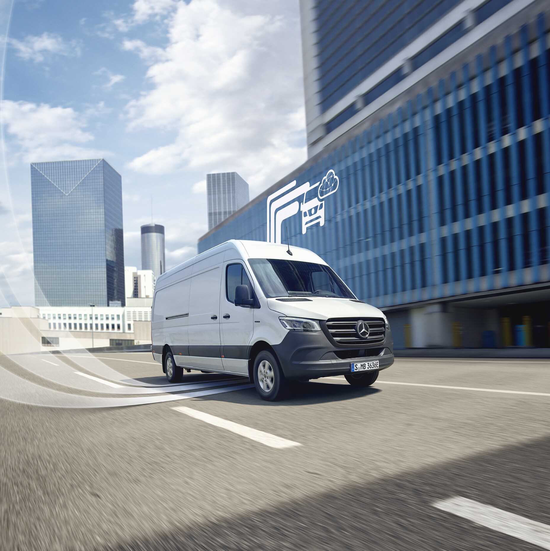 Ikon för digitala tjänster bredvid transportbil som kör på motorväg