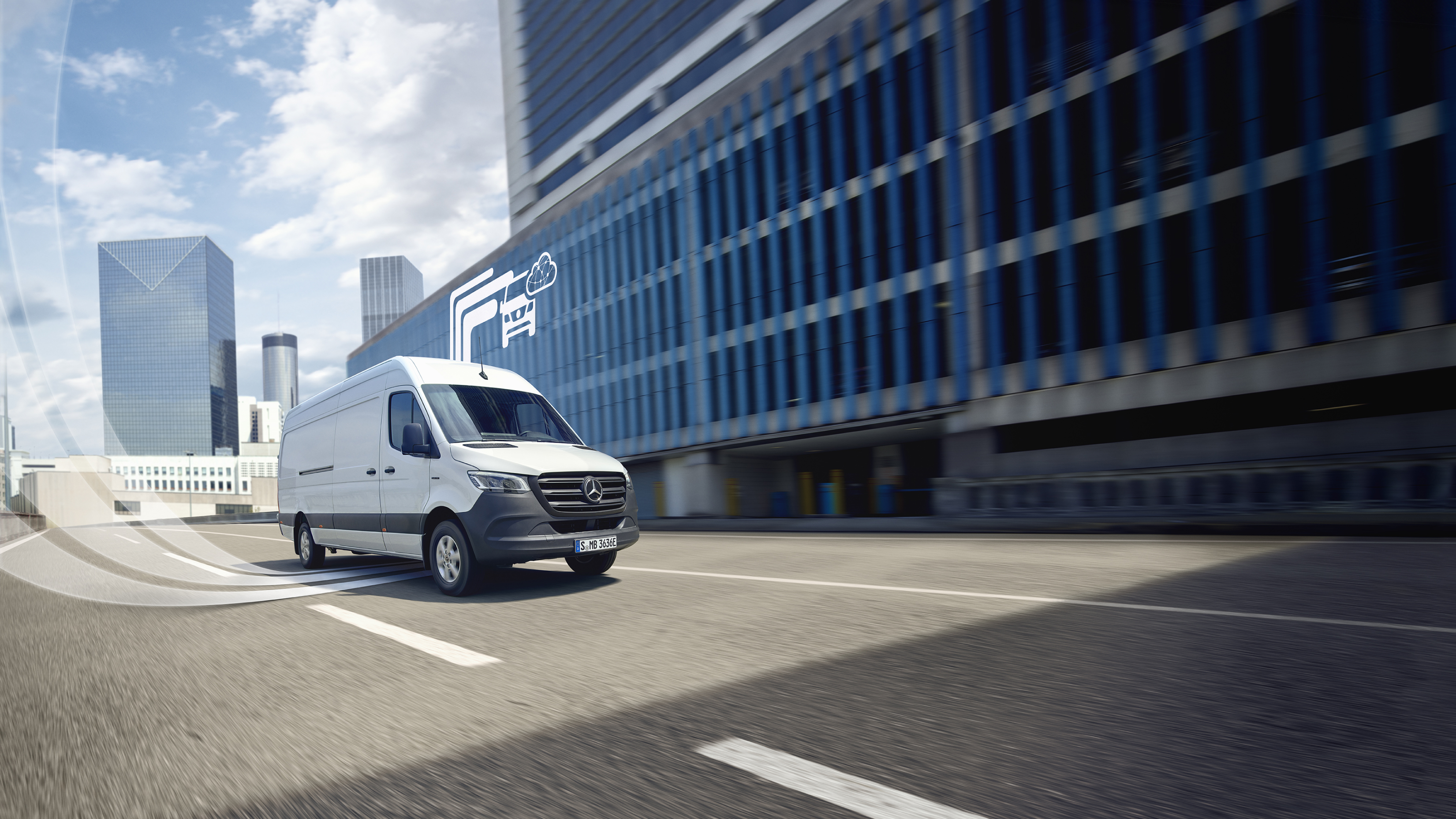 Digitala tjänster | Mercedes-Benz Transportbilar Ikon för digitala tjänster bredvid transportbil som kör på motorväg