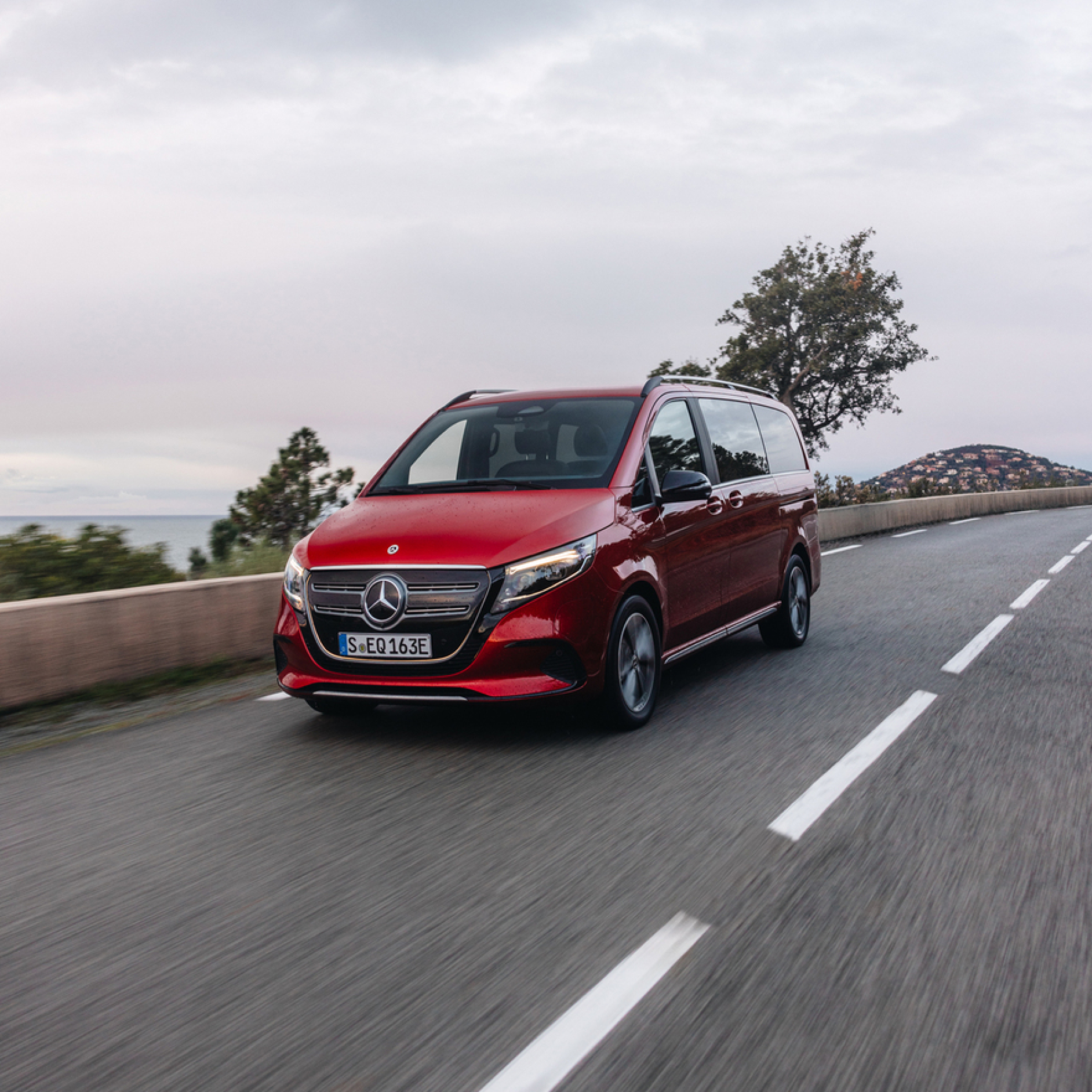 Privata bilar | Digitala tjänster | Mercedes-Benz En röt Mercedes-Benz EQV på en landsväg.