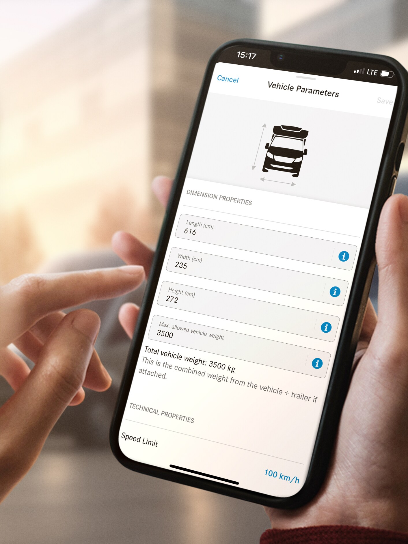 Person använder Mercedes-Benz digitala tjänster på smartphone