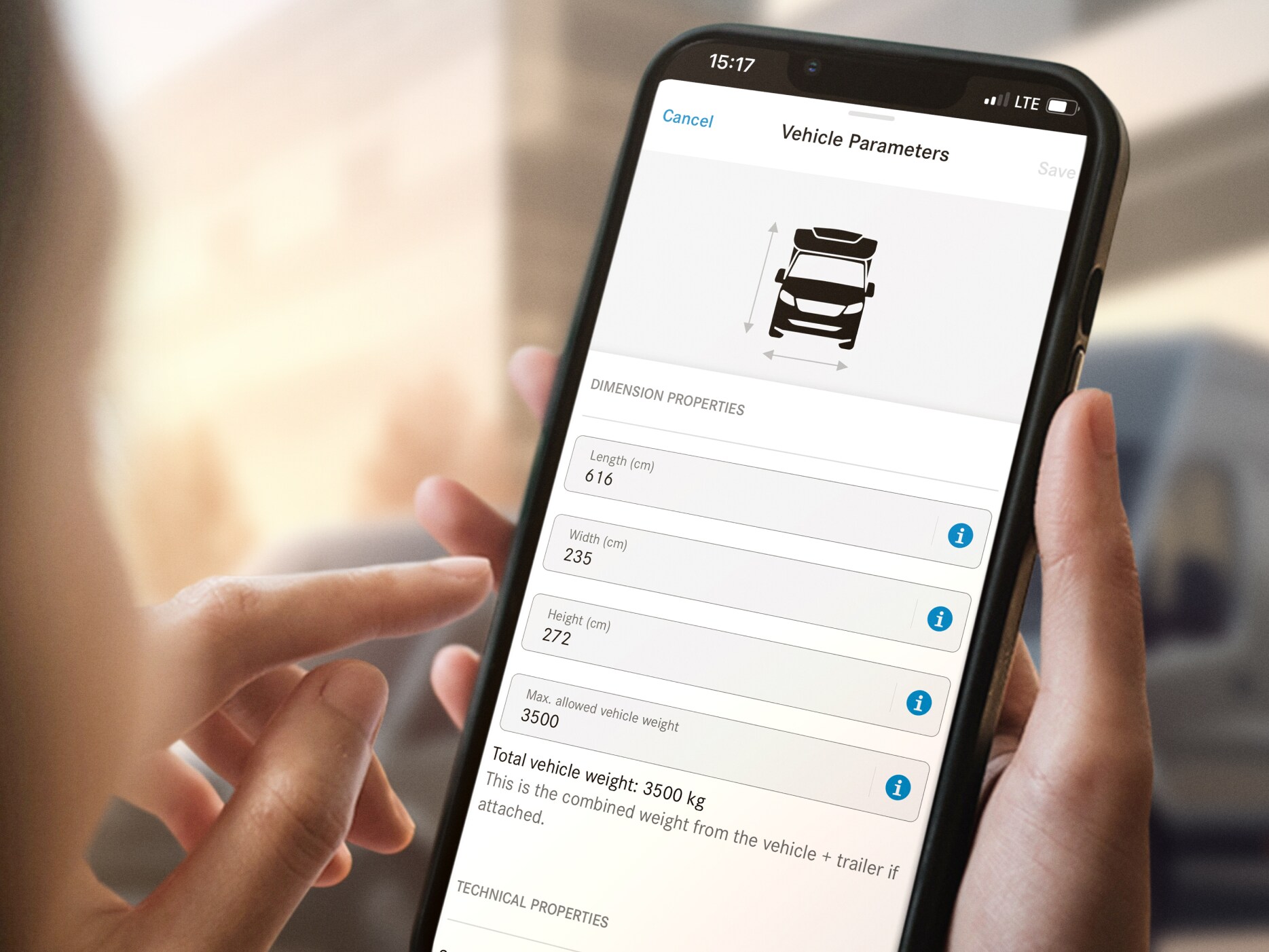Person använder Mercedes-Benz digitala tjänster på smartphone