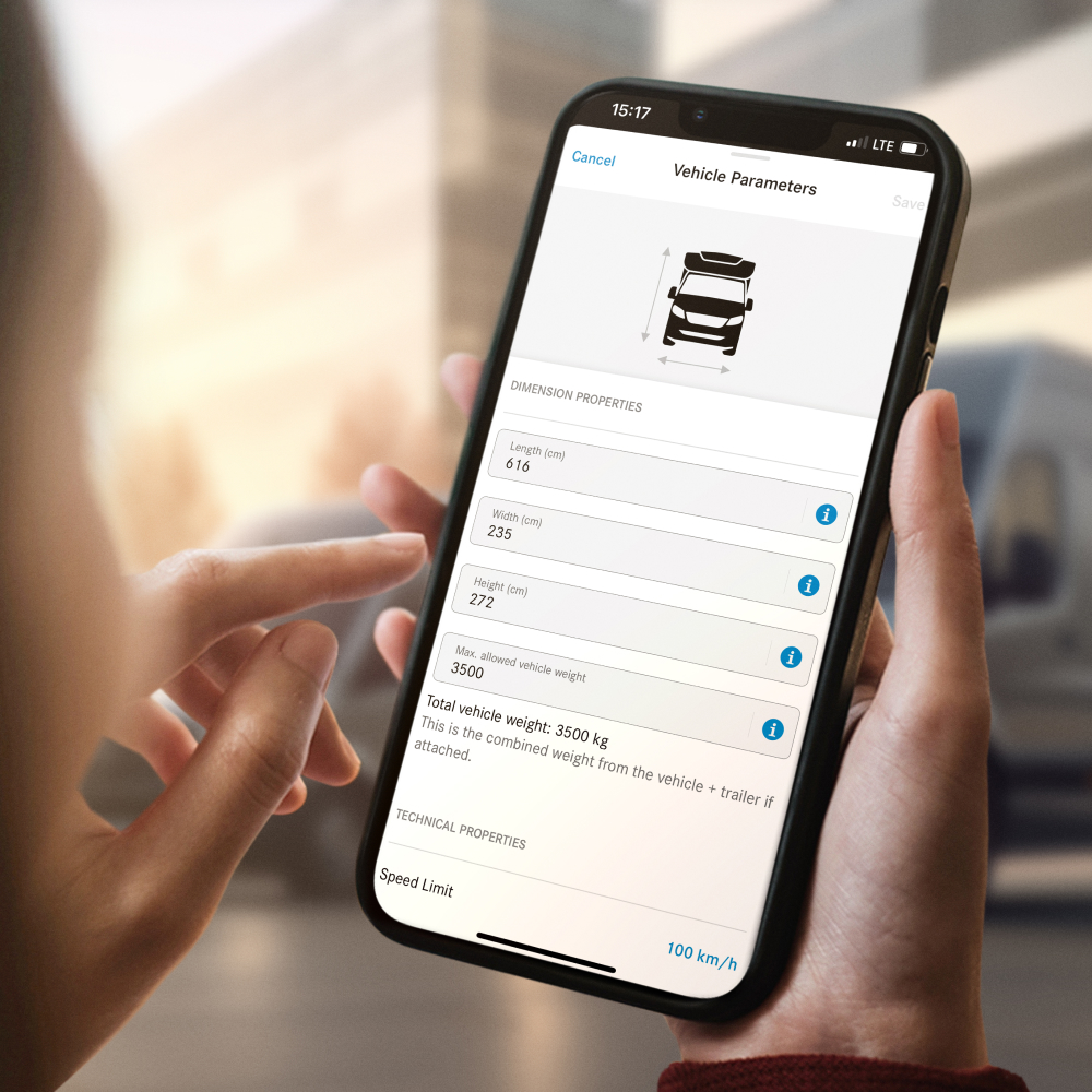 Navigation för släpvagn och fordon med större mått | Digitala tjänster | Mercedes-Benz Grafisk visning av bilens mått i Mercedes-Benz appen på en smartphone.