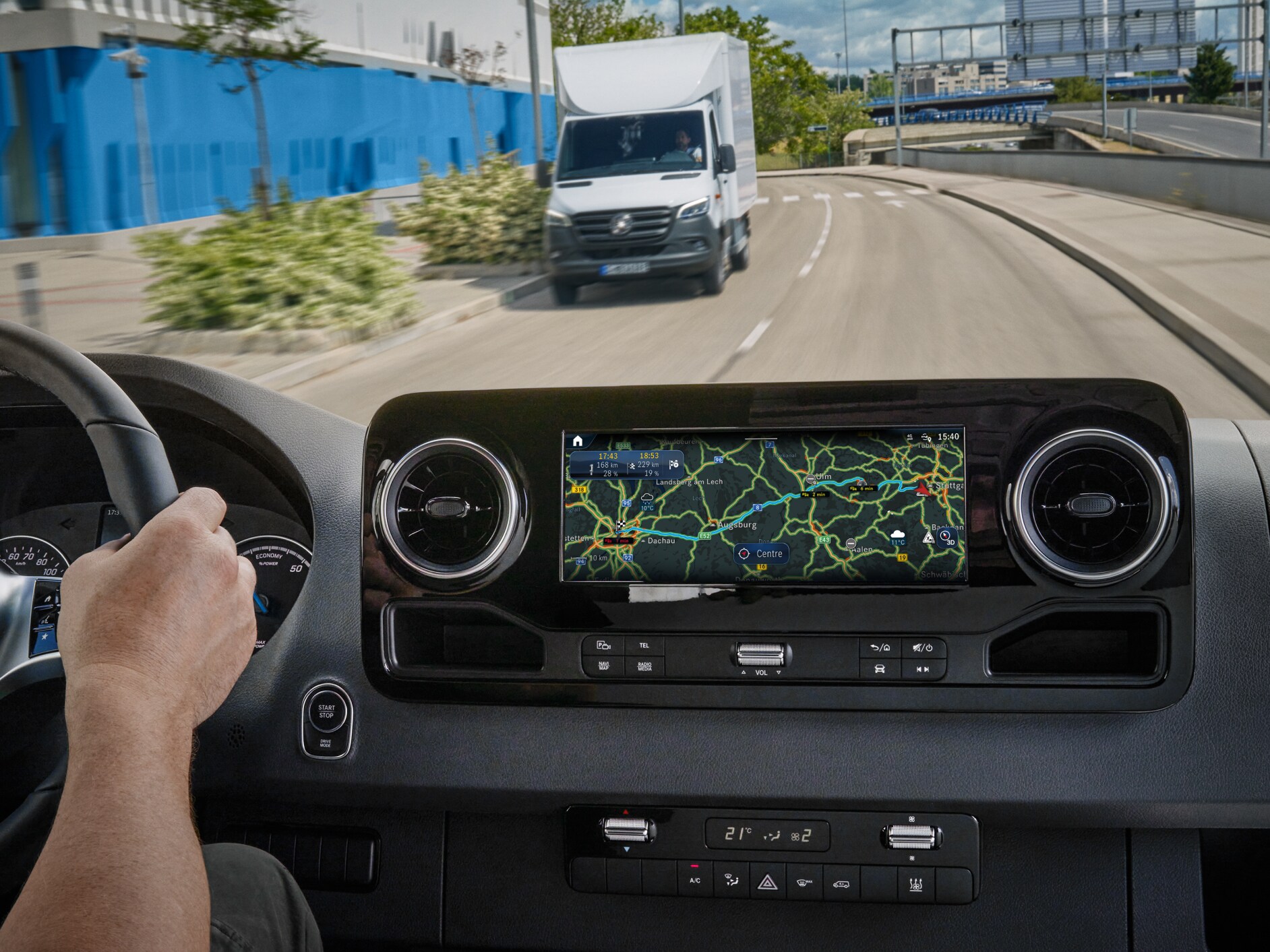 Den digitala tjänsten Live Traffic Information från Mercedes-Benz i MBUX multimediesystem.
