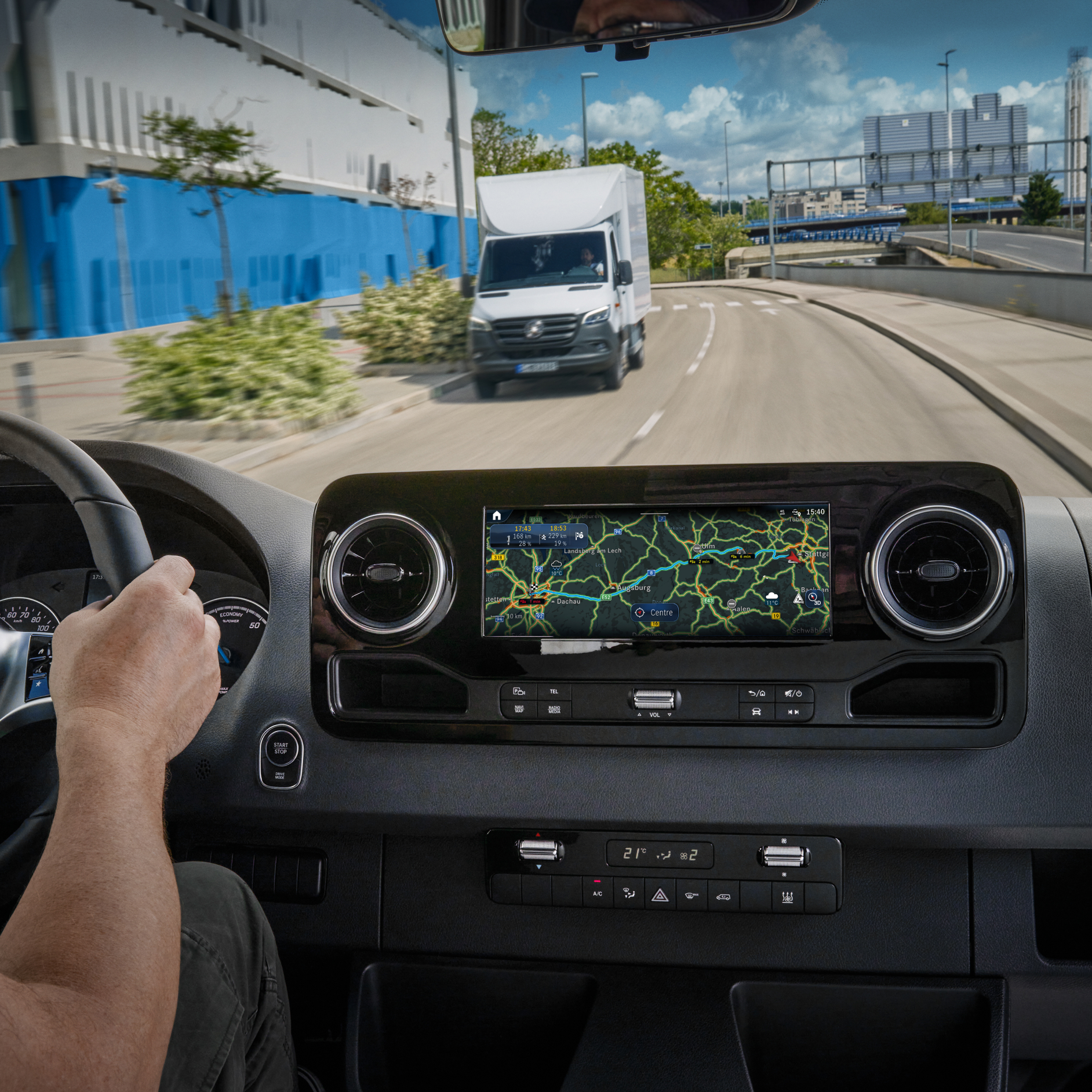 Live Traffic Information | Digitala tjänster | Mercedes-Benz Den digitala tjänsten Live Traffic Information från Mercedes-Benz i MBUX multimediesystem.