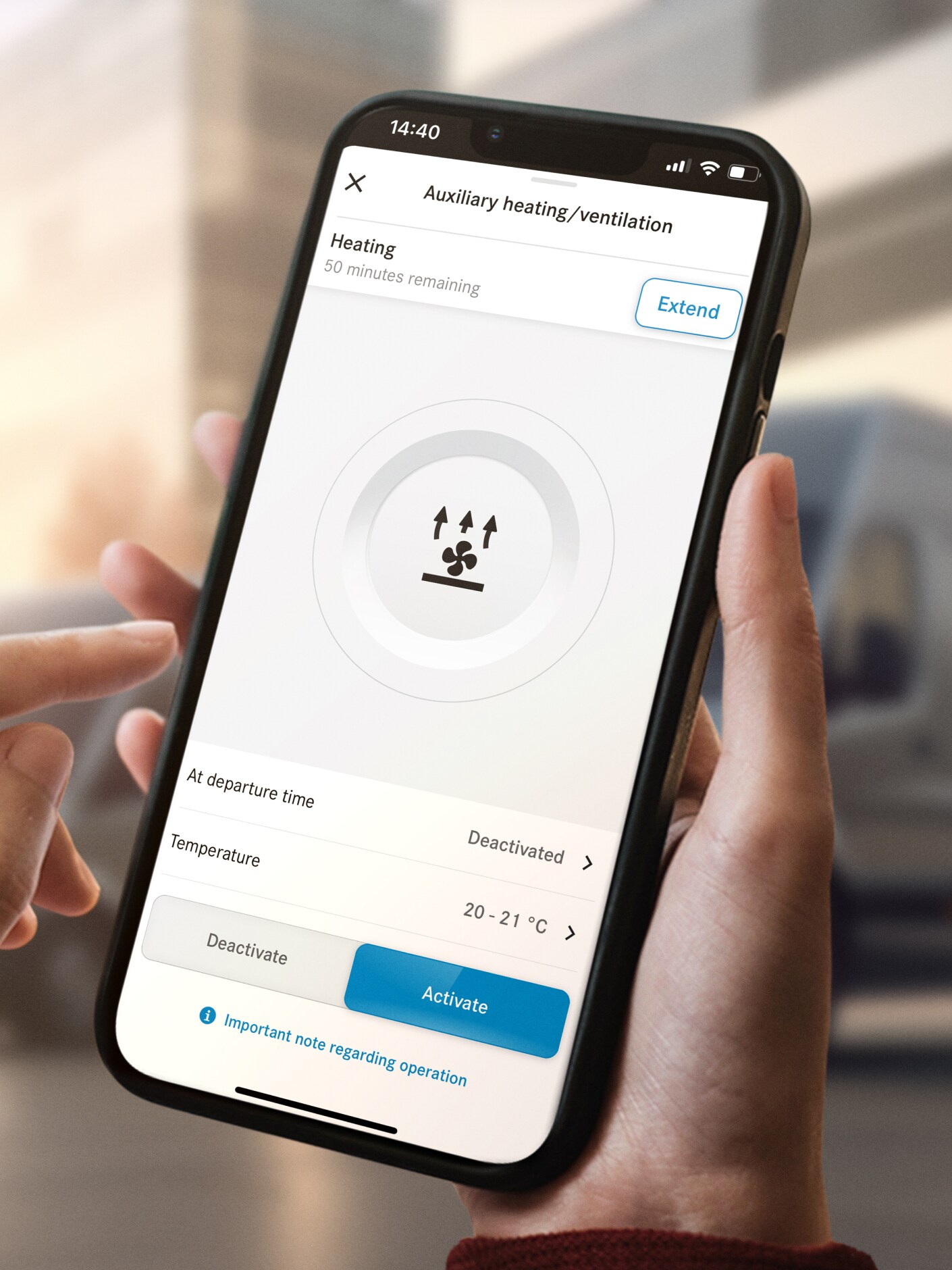 Person använder Kupévärmare/-ventilation i Mercedes-Benz-appen på smartphone