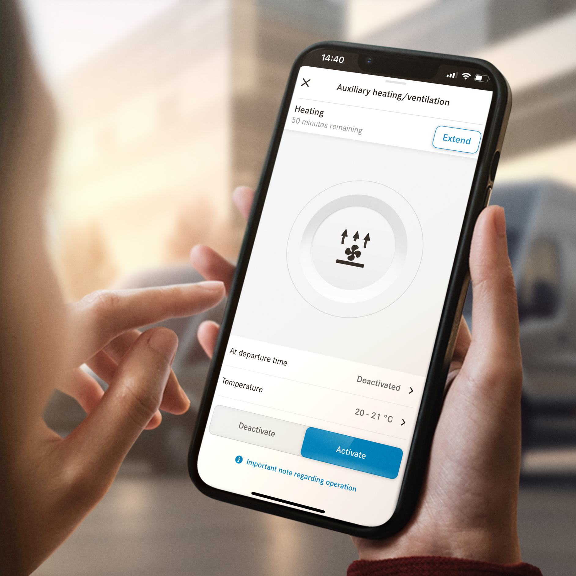 Kupévärmare/-ventilation | Digitala tjänster | Mercedes-Benz Transportbilar Person använder Kupévärmare/-ventilation i Mercedes-Benz-appen på smartphone
