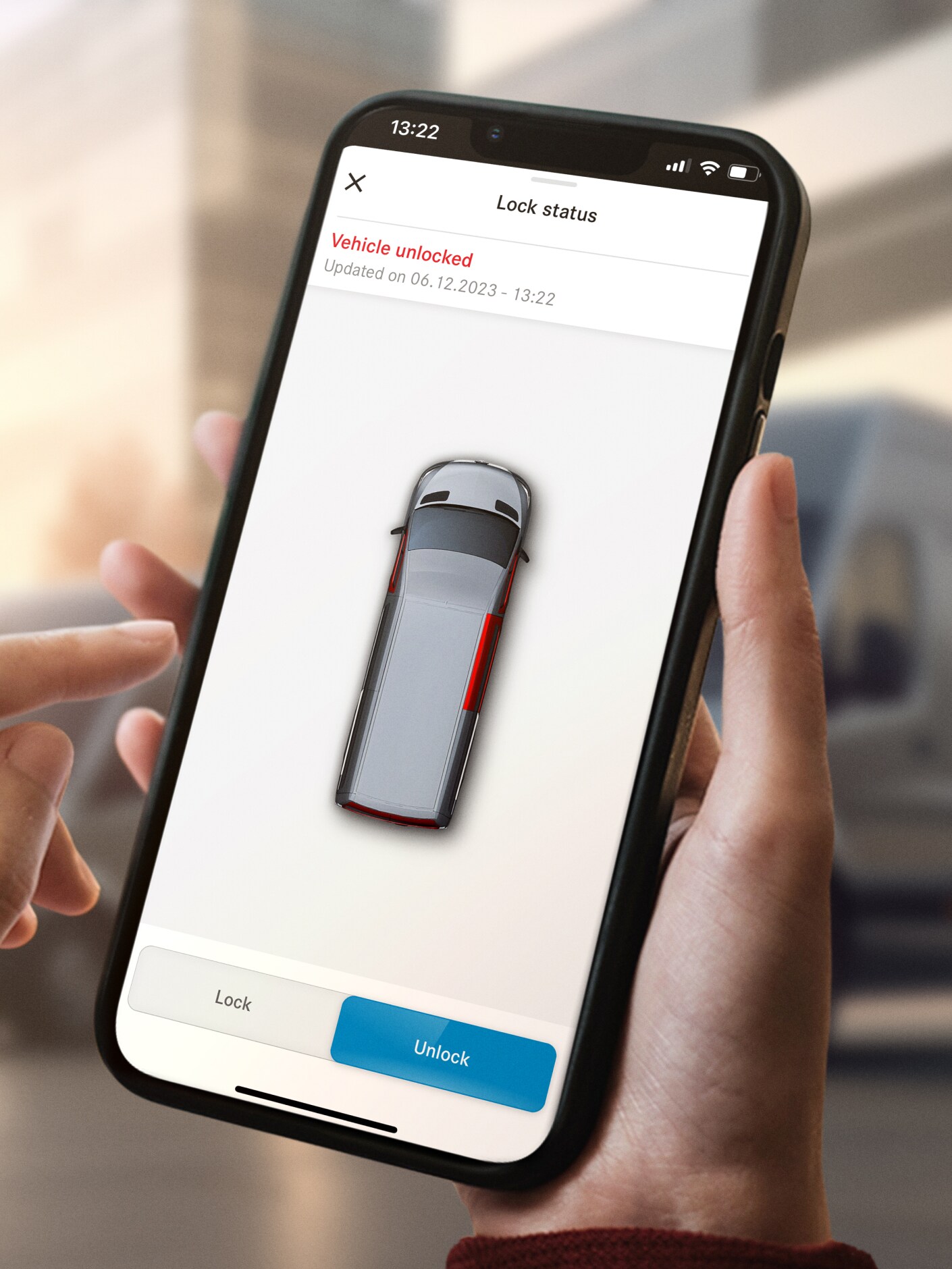 Person låser upp transportbilen via Mercedes-Benz-appen på smartphone