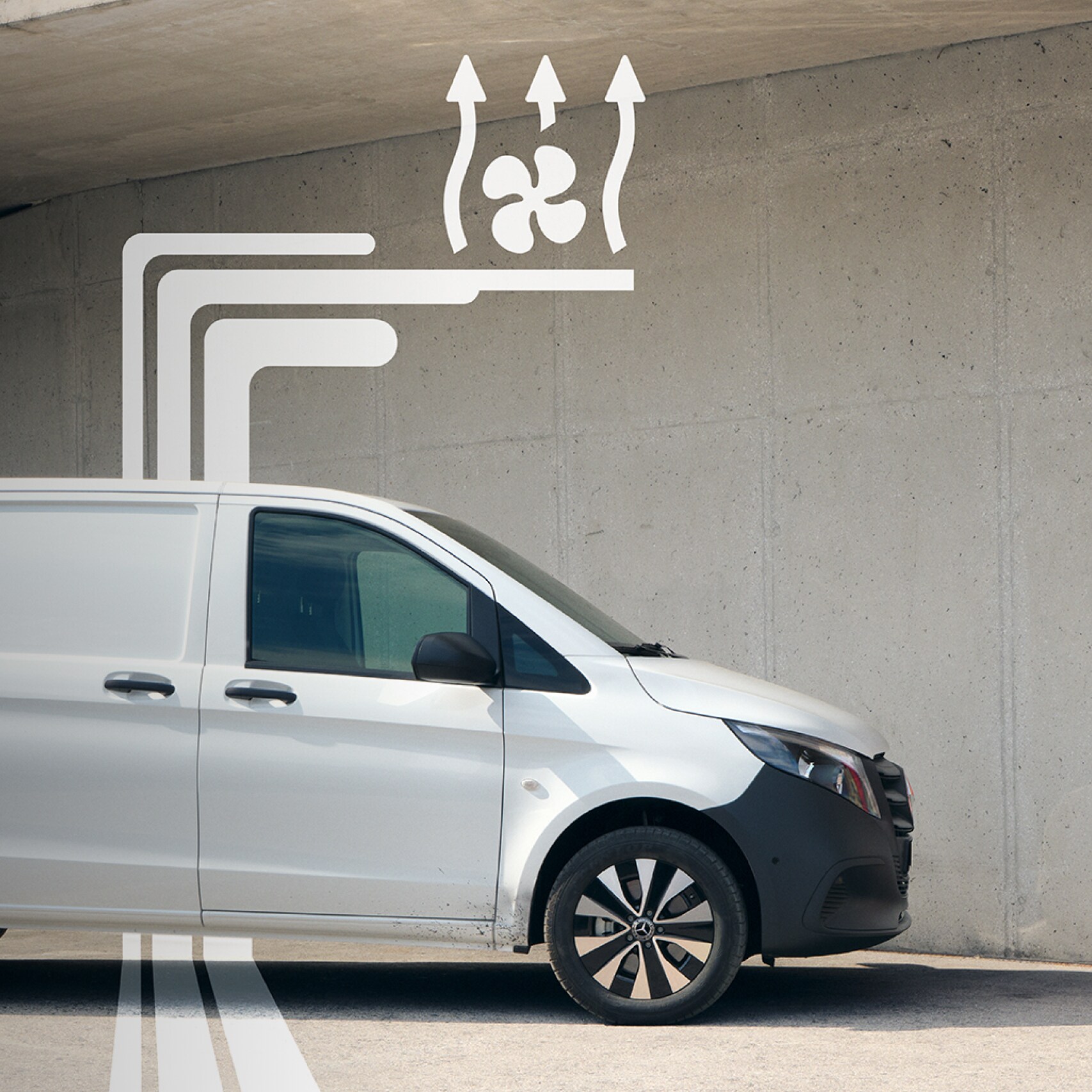 Vit Mercedes-Benz transportbil med symbol för fjärrstyrda tjänster