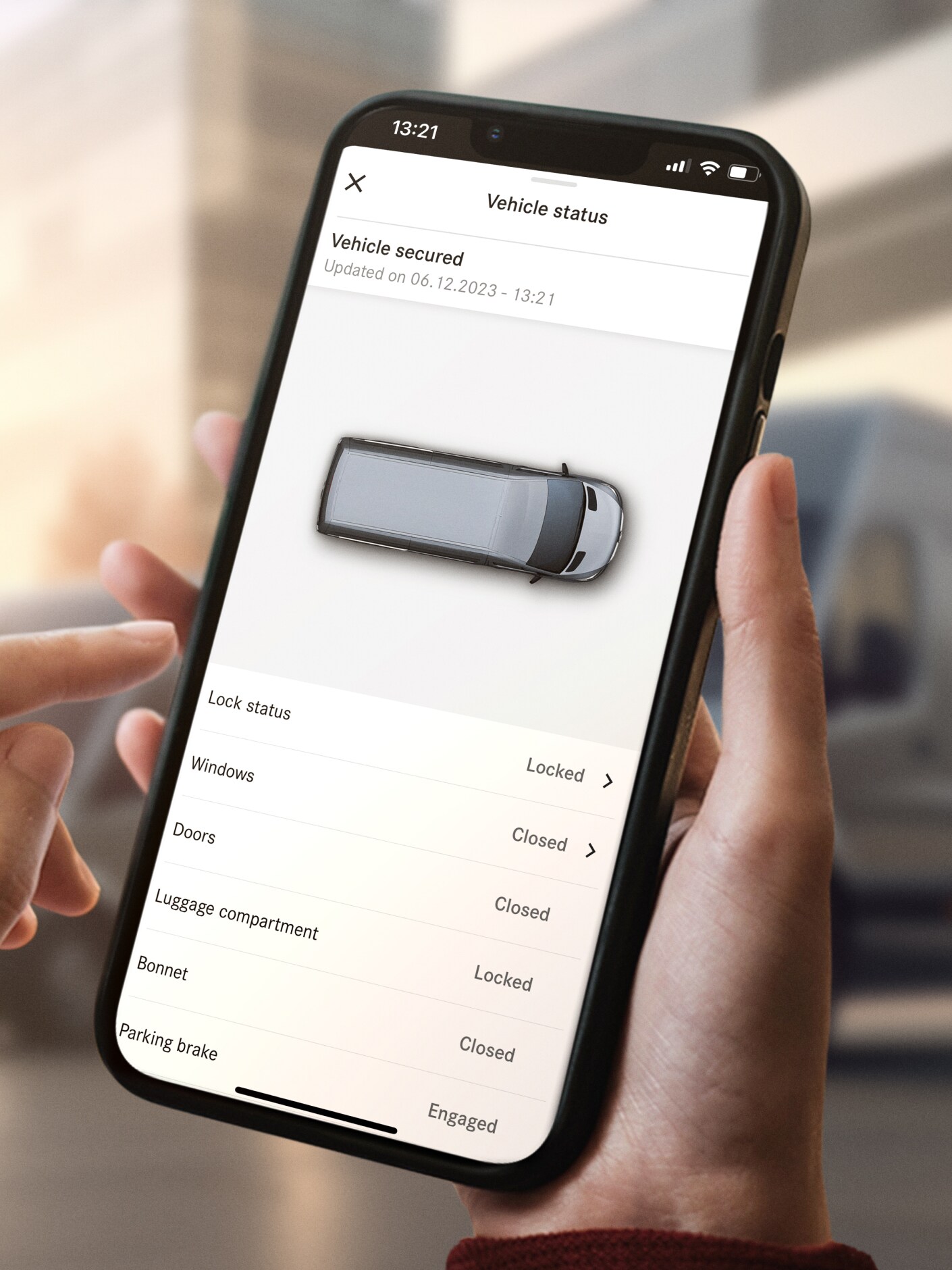 Fordonsstatus kontrolleras i Mercedes-Benz-appen på smartphone