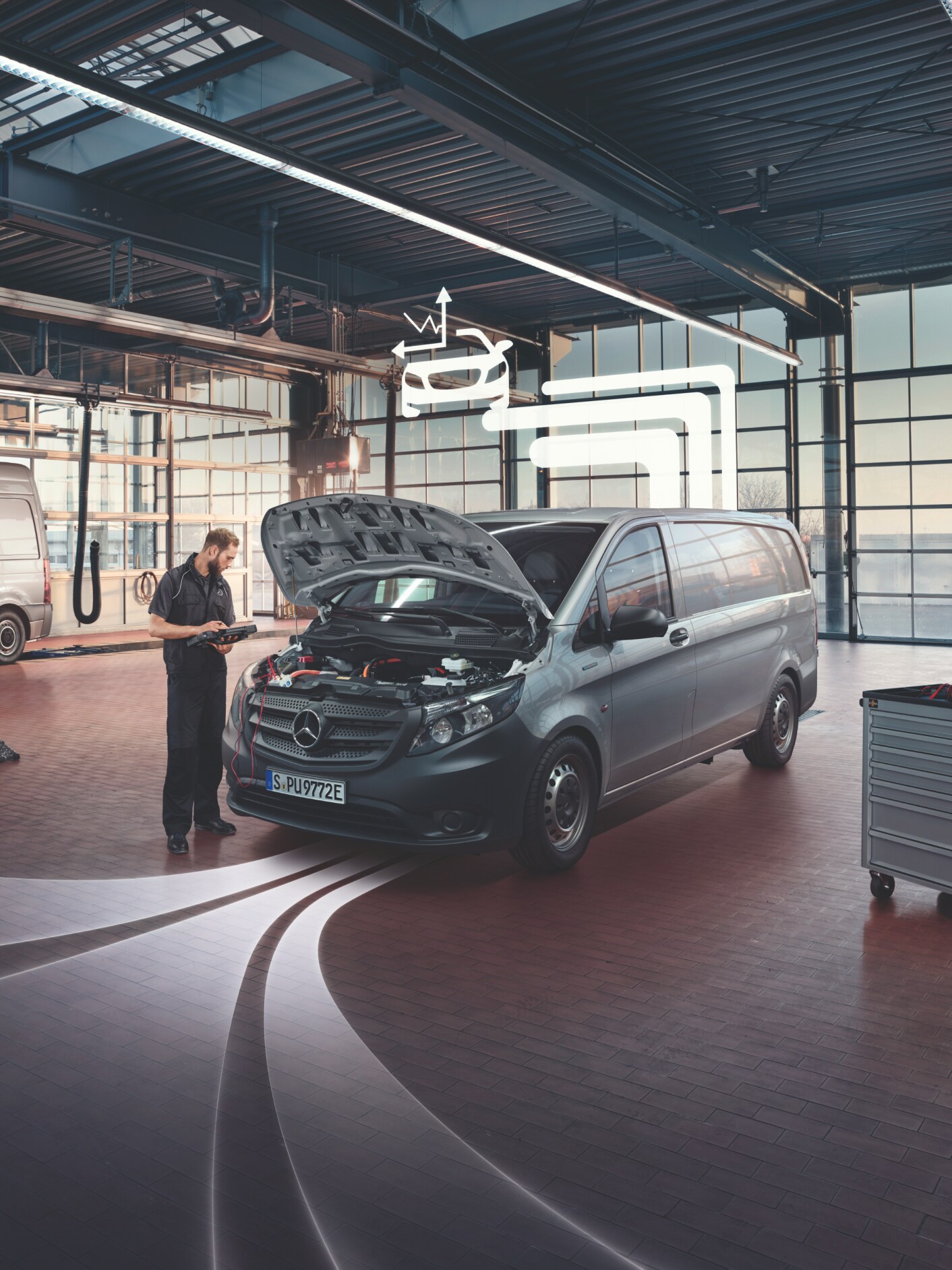 Mercedes-Benz servicetekniker utför servicetjänst på transportbil i verkstad